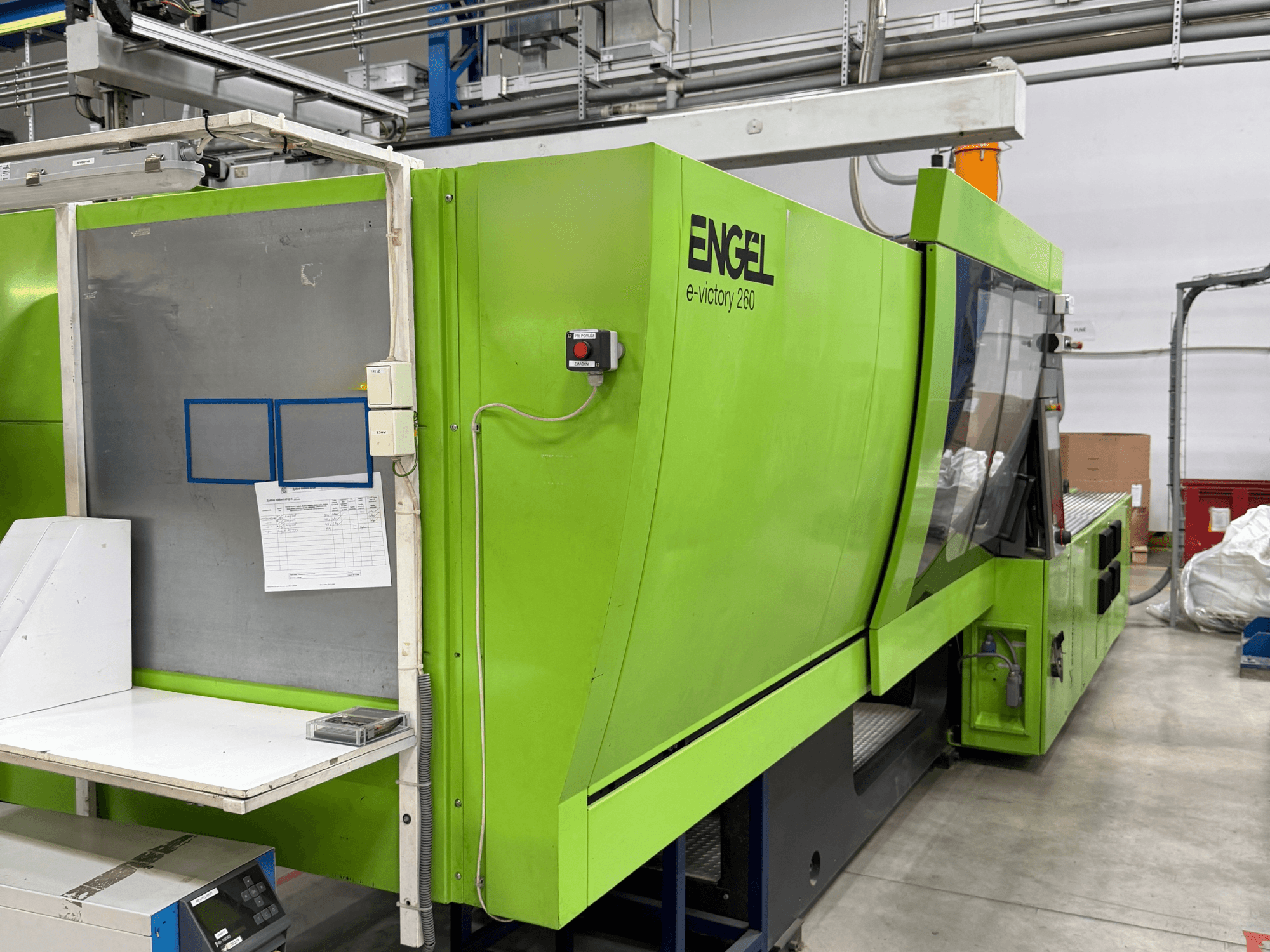 Elektrische Spritzgießmaschine „Green Engel e-victory 260“ in Seitenansicht, mit Bedienfeld und Arbeitsfläche.