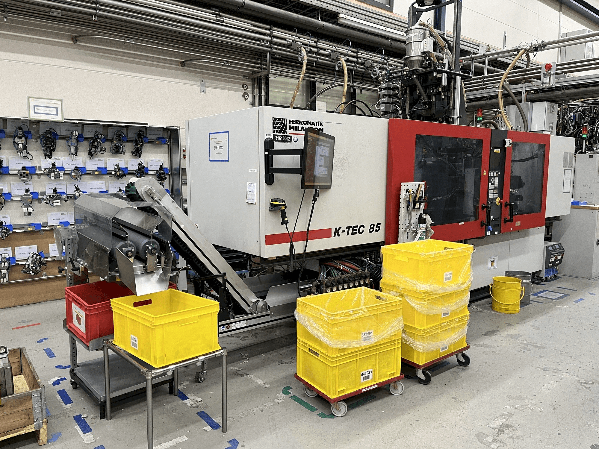 Frontansicht der FERROMATIK Milacron K-Tec 85 Maschine