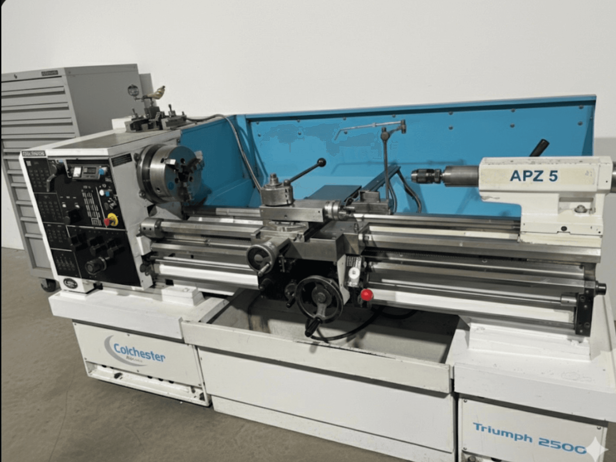 Colchester Triumph 250C Drehmaschine, Vorderansicht, mit APZ 5 Aufsatz und Bedienfeld mit Einstellrädern und Tasten.