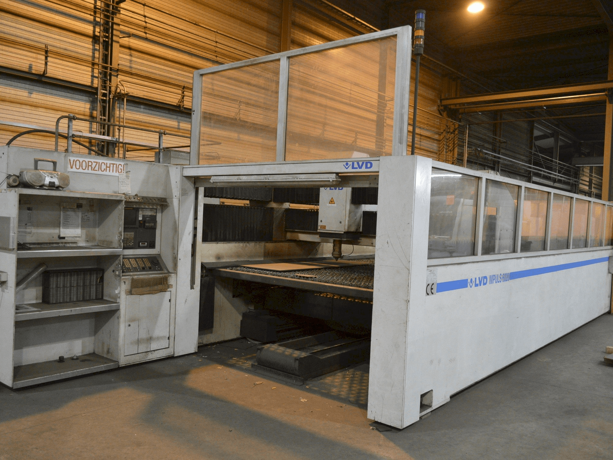 Frontansicht der LVD IMPULS 6020 Maschine