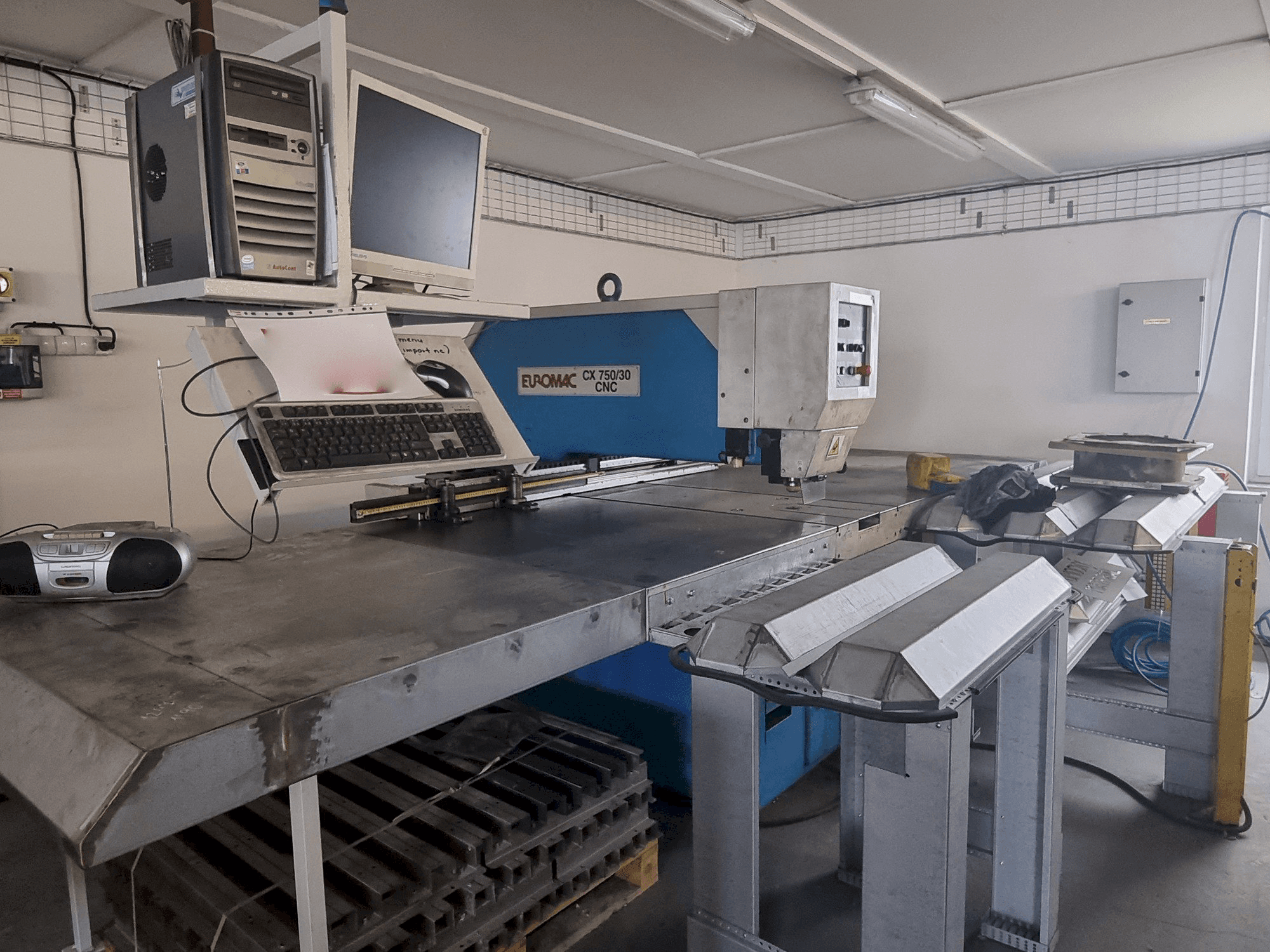 Frontansicht der Euromac CX 750/30 CNC Maschine
