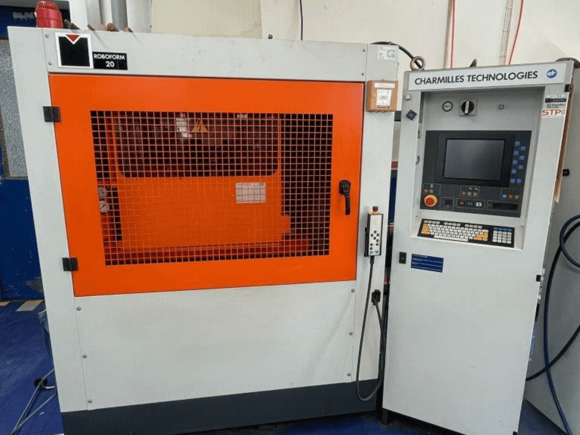 AgieCharmilles Robofrom 20 Senkerodiermaschine, Frontansicht mit Bedienfeld und orangefarbenem Schutzgitter.