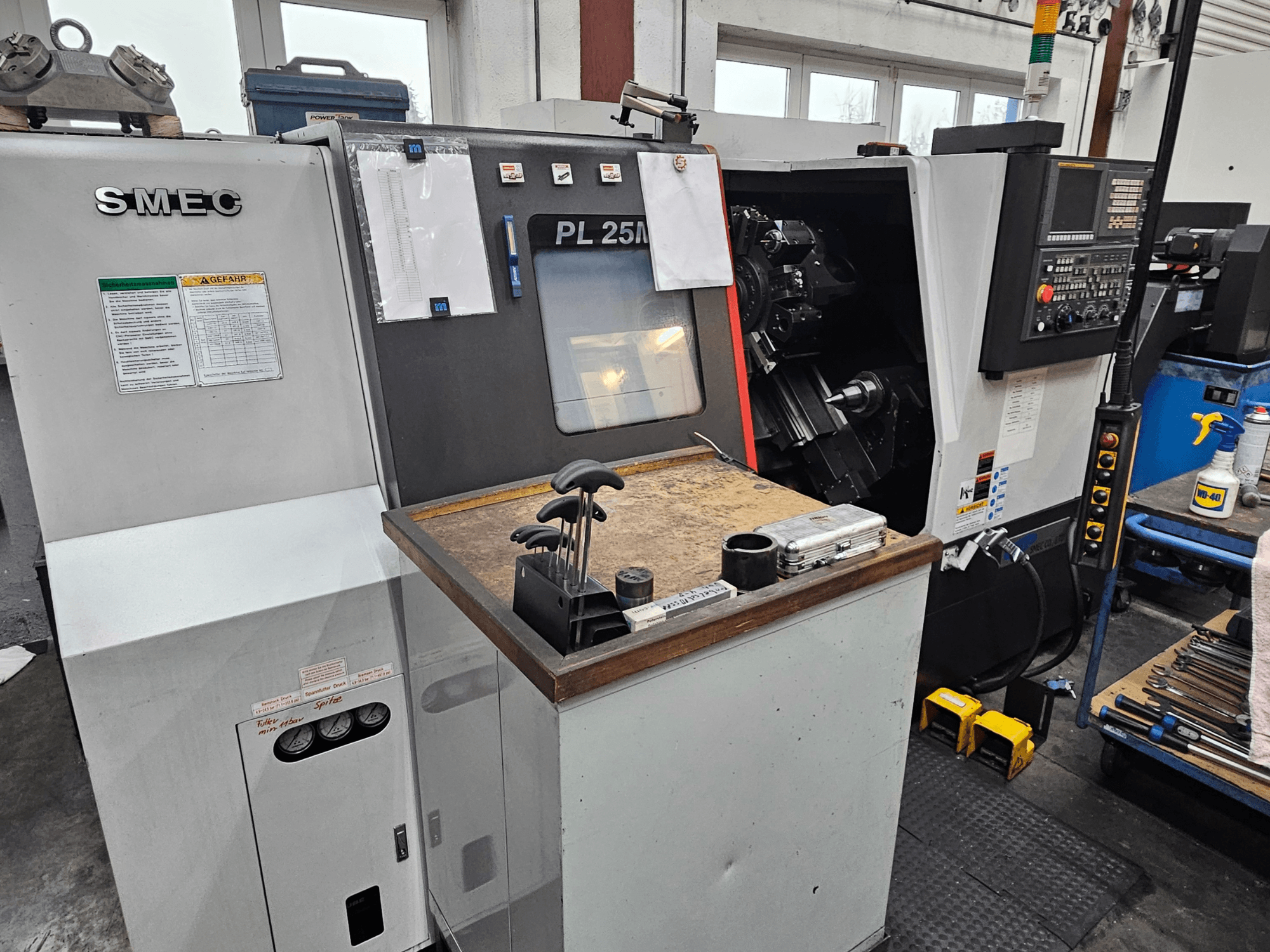 SMEC PL 25M Mill-Turn Centre in einer Werkstatt, Vorderansicht mit Bedienfeld, Werkzeughalter und Arbeitsbereich.