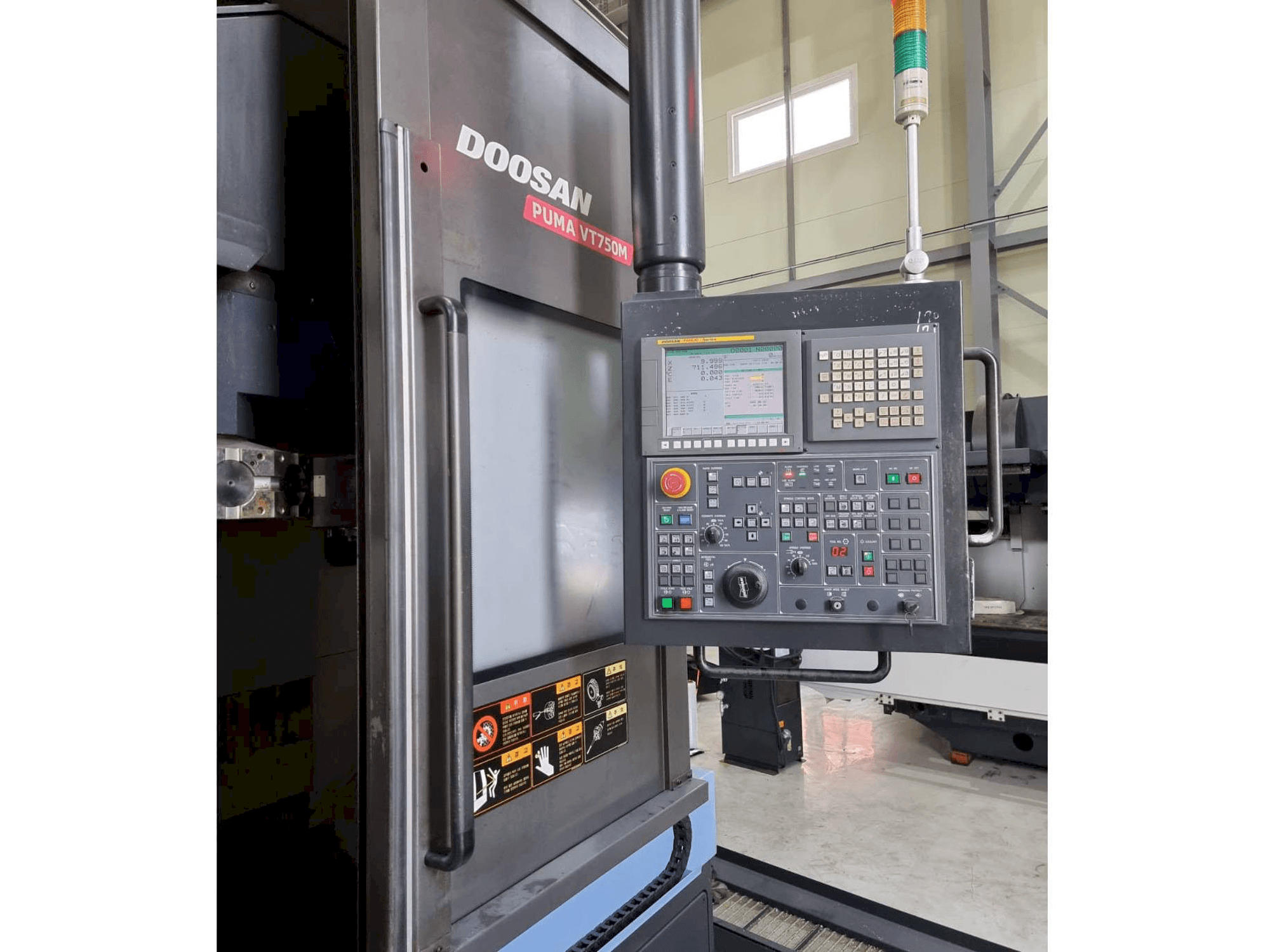 Linke Seitenansicht der Doosan Puma VT750M Maschine