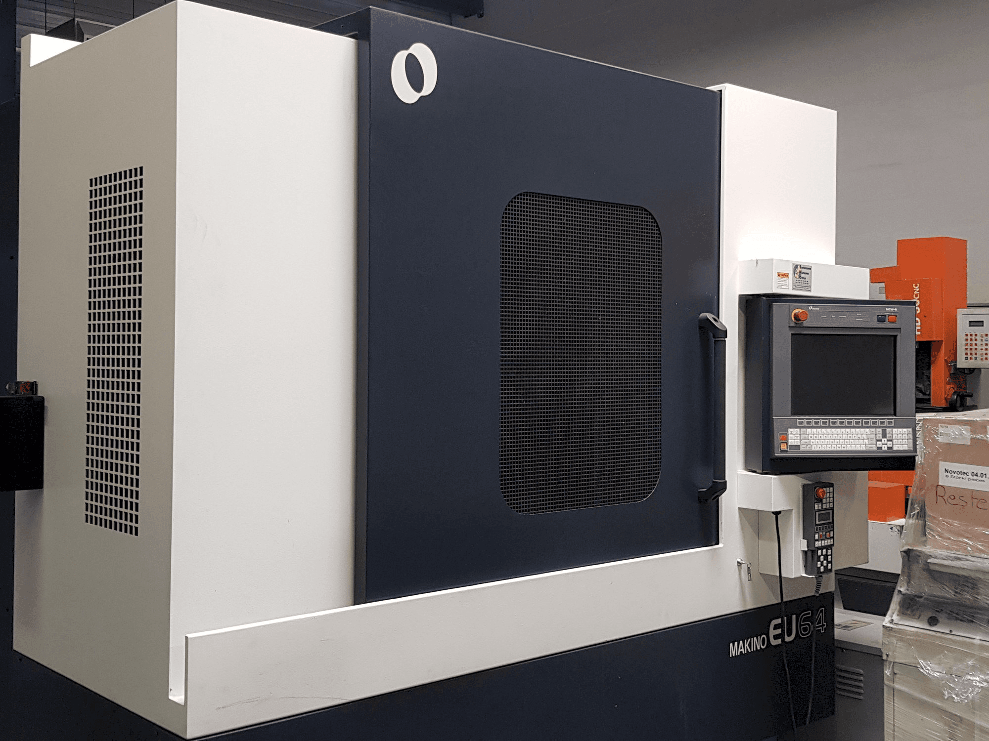 Frontansicht der Makino EU 65 Maschine