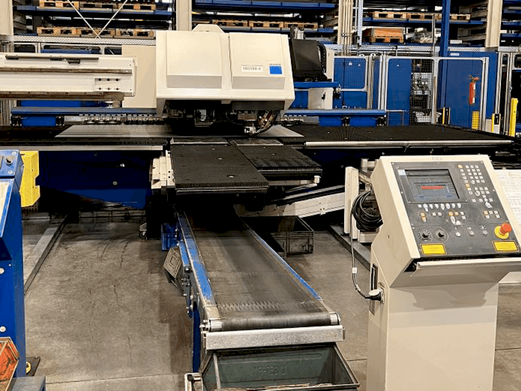 Frontansicht der TRUMPF Trumatic 6000 L + Sheetmaster Maschine