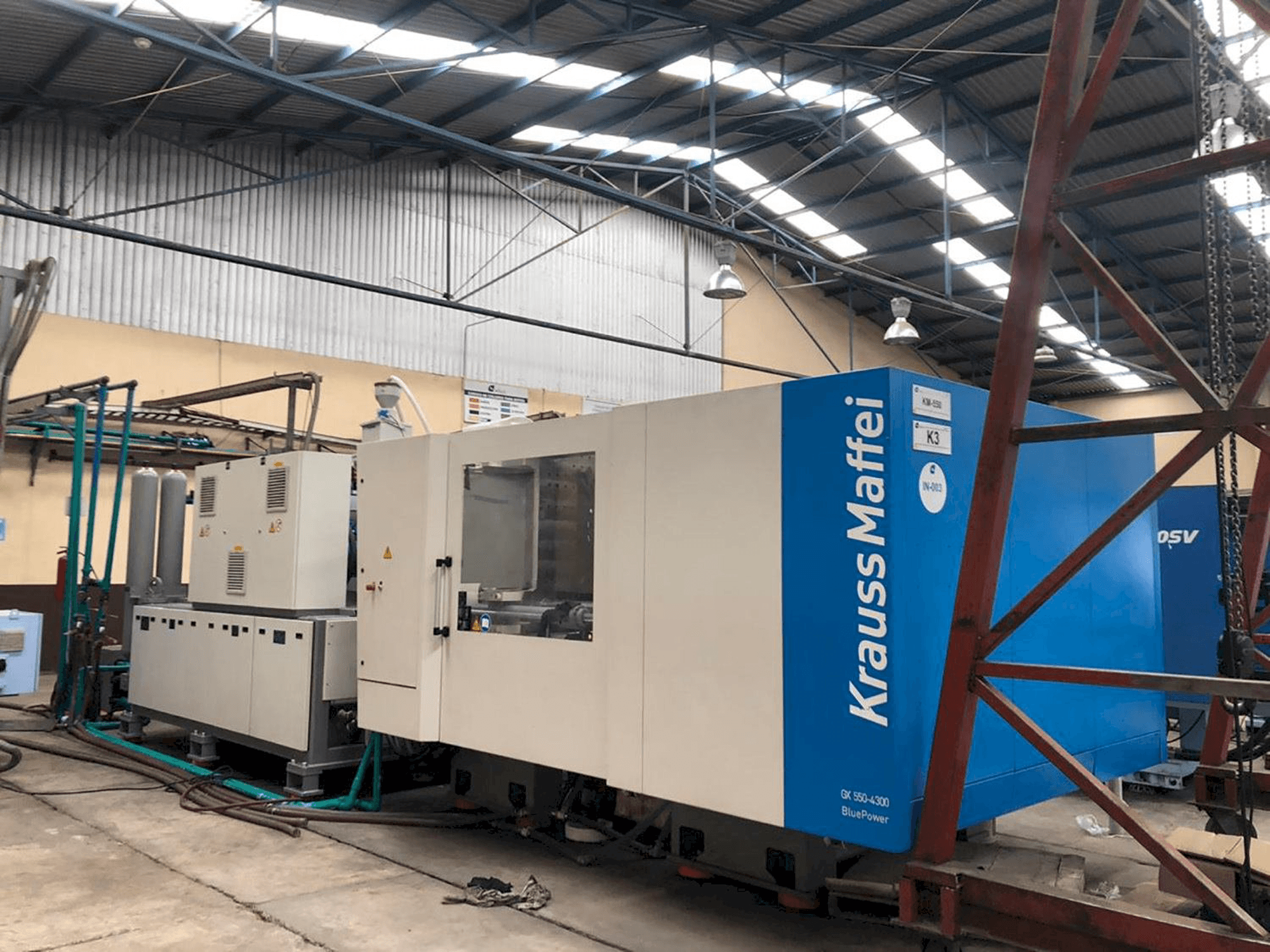 Frontansicht der Krauss Maffei 550-4300 GX Maschine