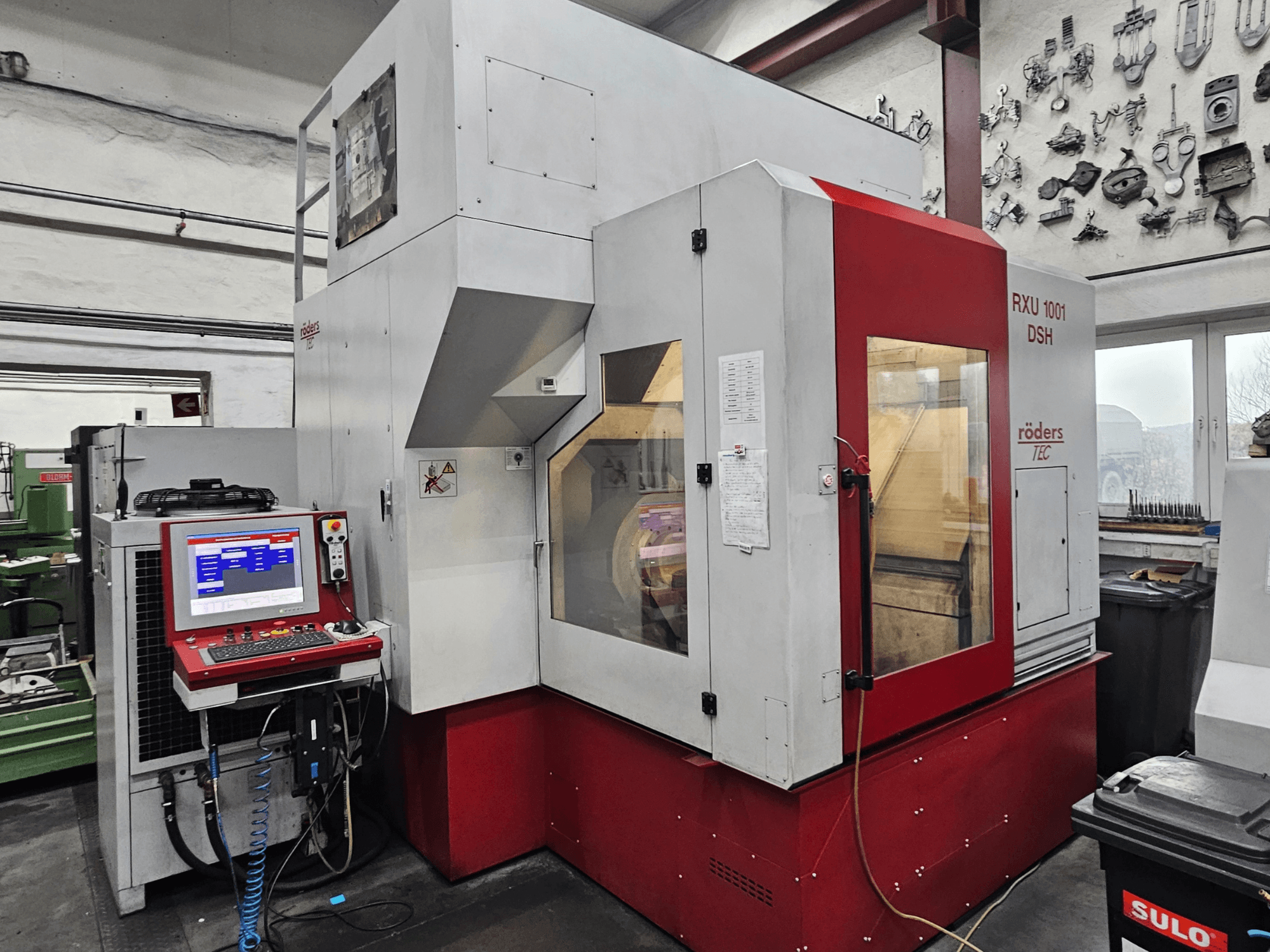 RÖDERS RXU 1001 DSH Vertikal-Bearbeitungszentrum, Frontansicht mit Bedienfeld und Maschinendetails in einer Werkstattumgebung.