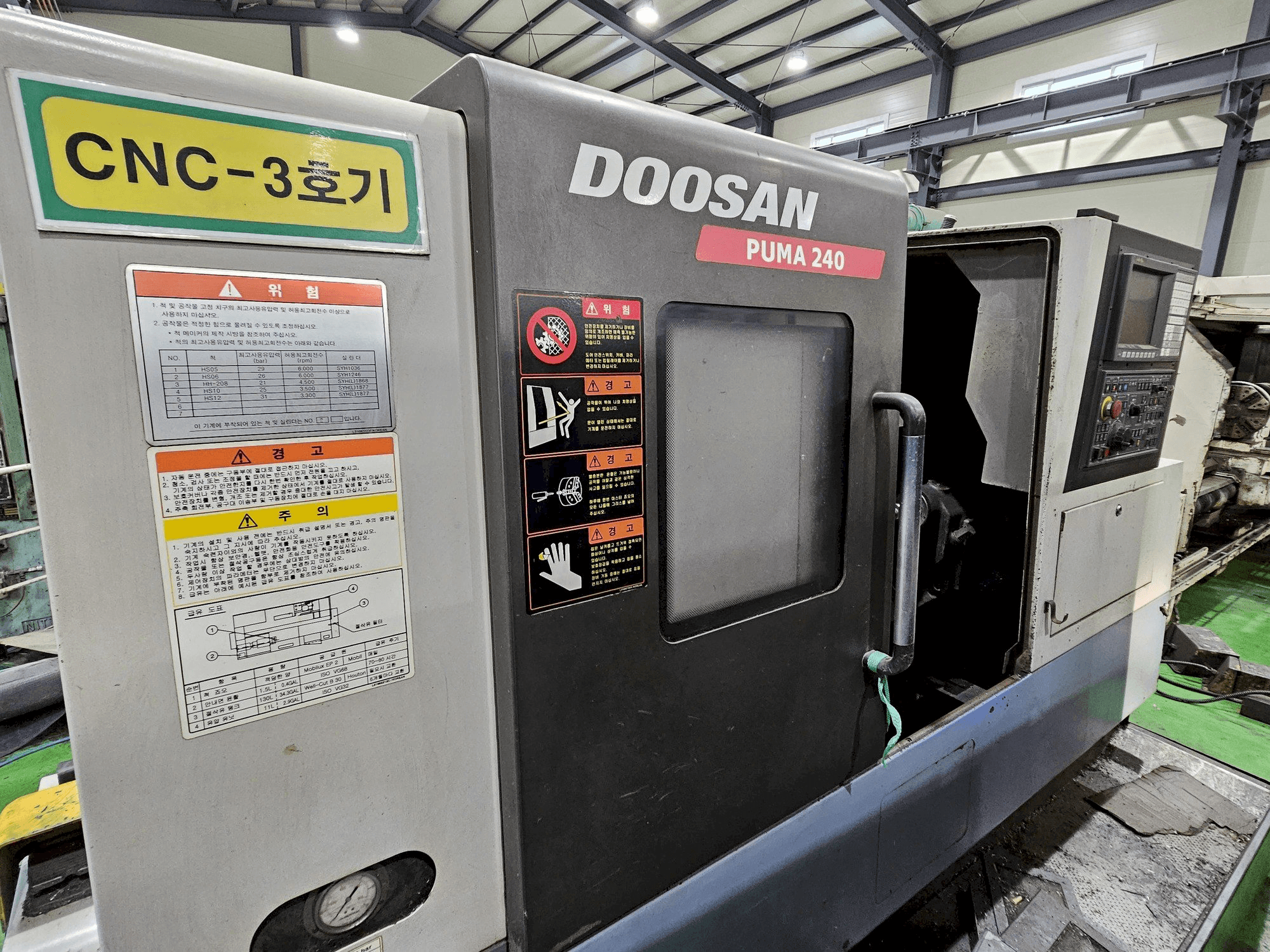 Frontansicht der Doosan Puma 240 Maschine