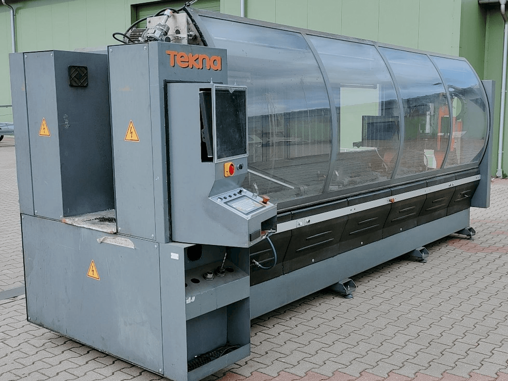 Frontansicht der Tekna TK427-3 Maschine