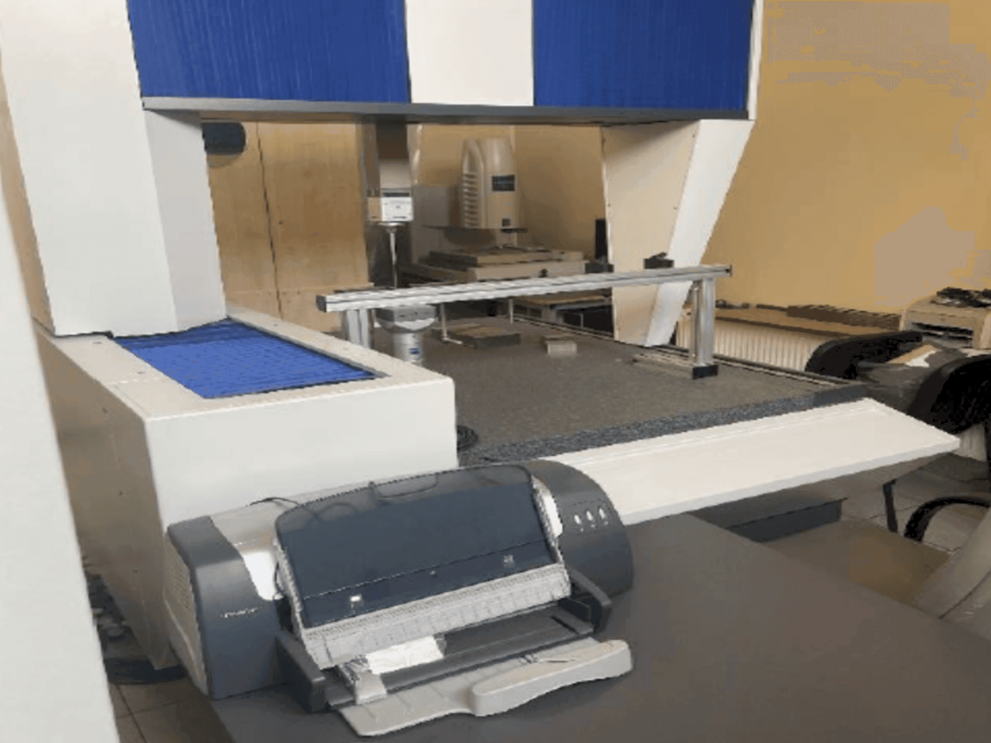 Frontansicht der ZEISS Prismo 7 Vario Maschine