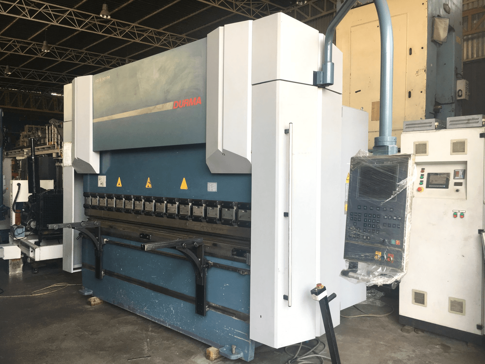 Rechte Ansicht der Durma AD-S 30100 Maschine