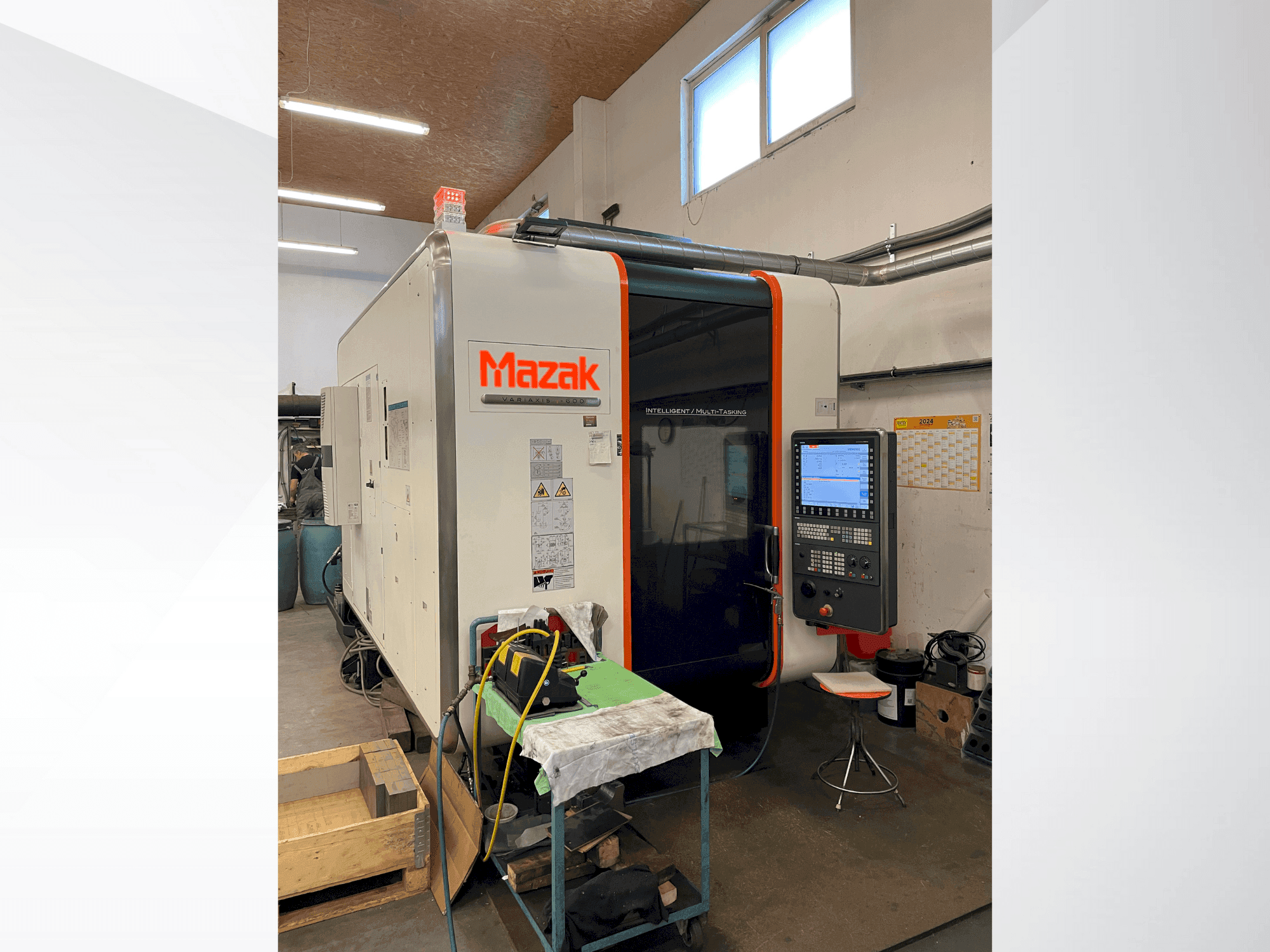 Frontansicht der Mazak Variaxis i-600 Maschine