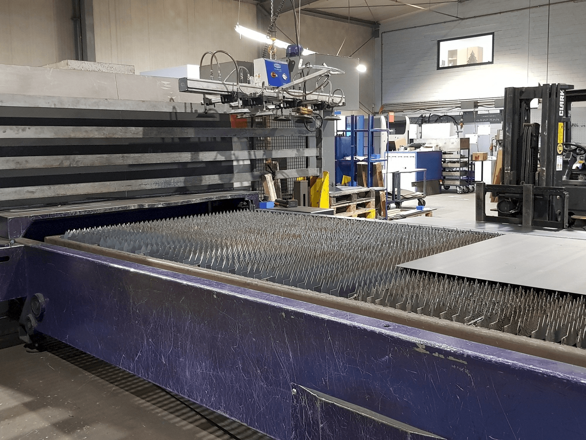 Frontansicht der Bystronic Fiber 4000x2000 Maschine