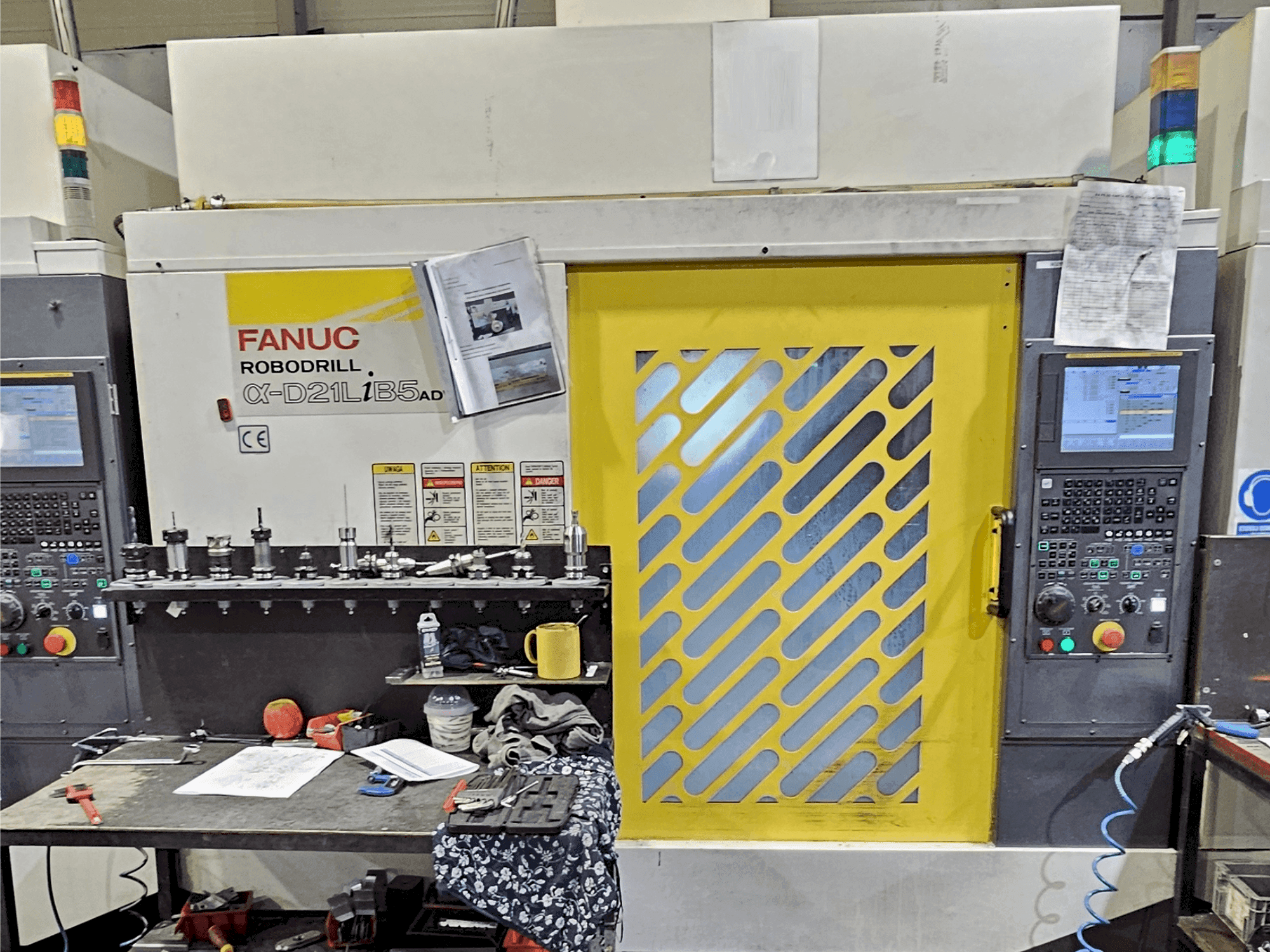 Frontansicht der FANUC Robodrill α-D21L iB 5 ADV Maschine