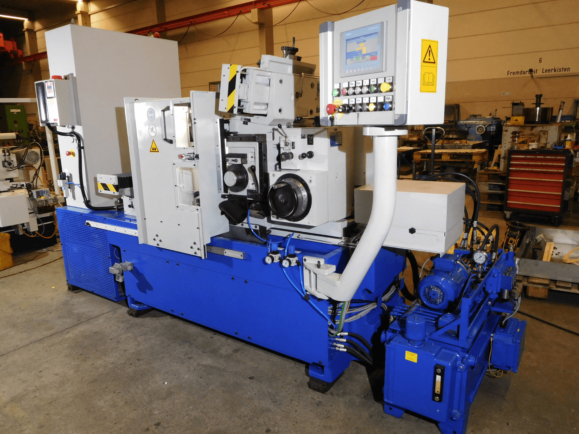 Schaudt Mikrosa SASL 125 spitzenlose Schleifmaschine, Seitenansicht, mit Steuerungen und blauem Industriegehäuse mit Motorkomponenten.