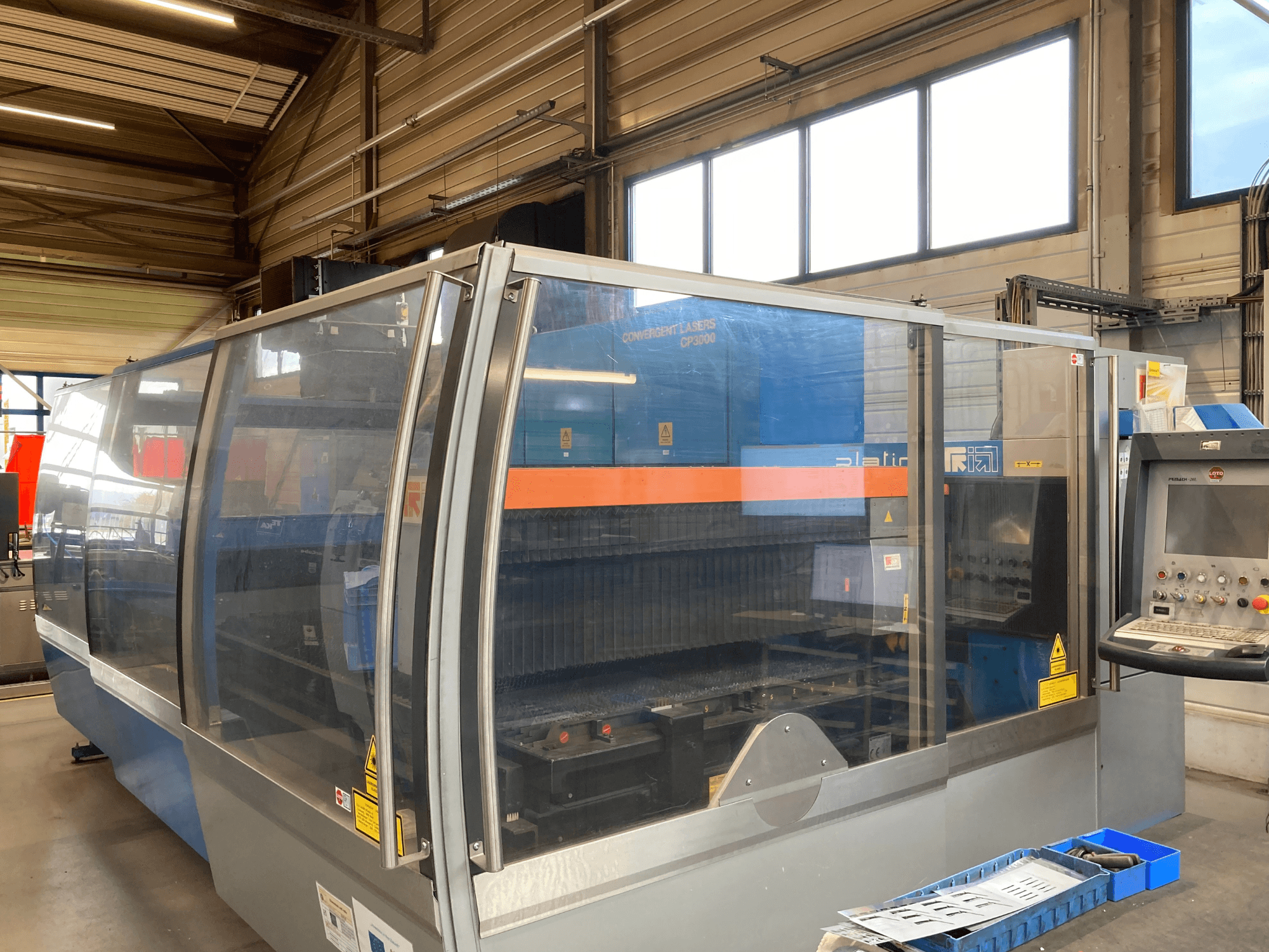 Prima Industrie Platino 1530 CO2-Laserschneidmaschine, Vorderansicht, mit Bedienfeld und Sicherheitseinrichtungen sichtbar.