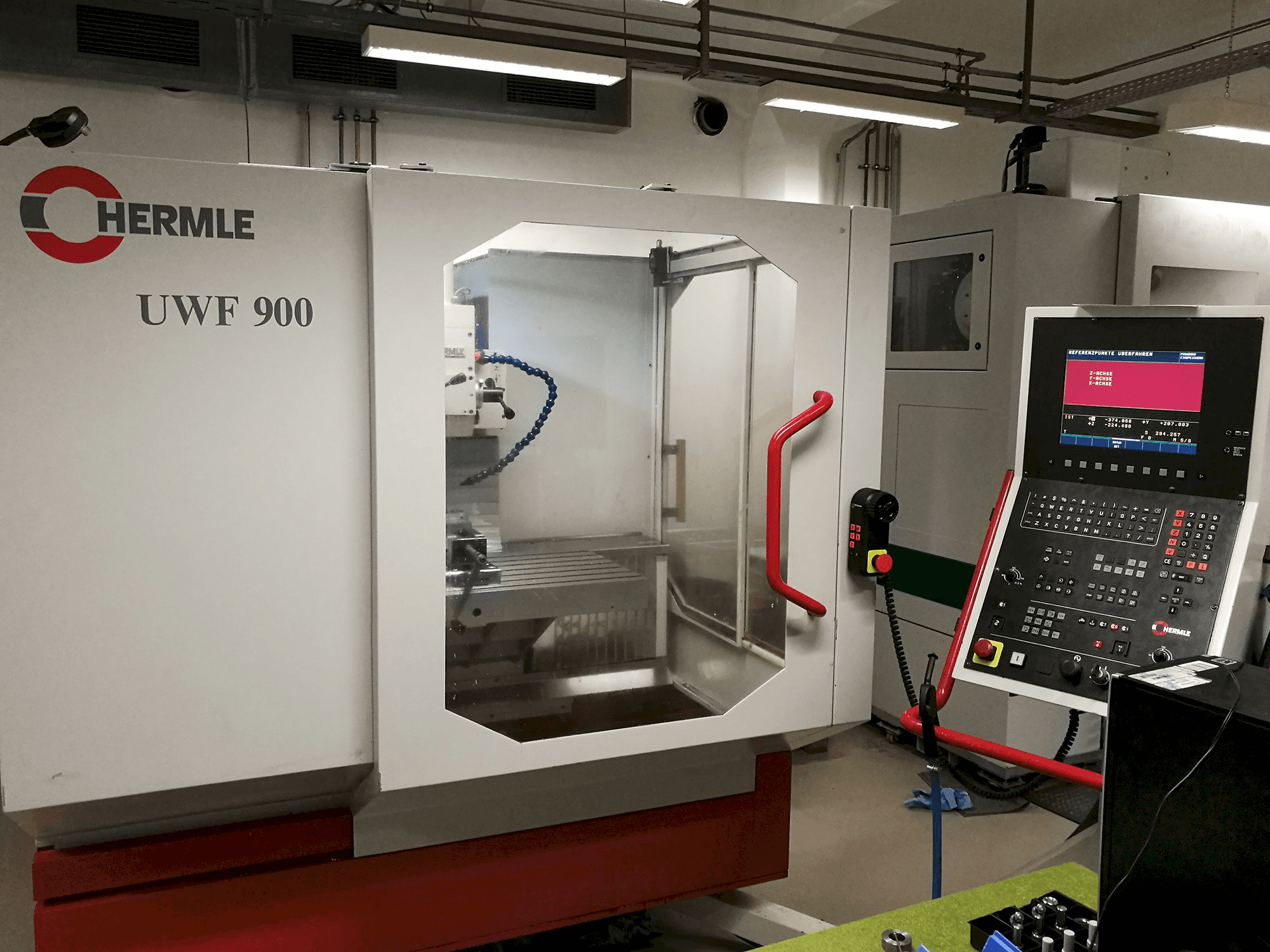 Linke Ansicht der HERMLE UWF 900 Maschine