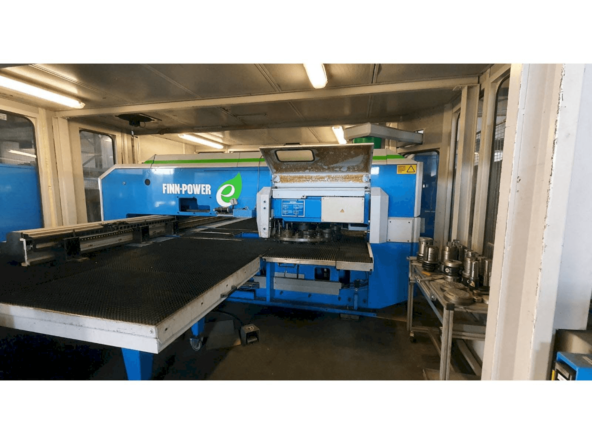 Frontansicht der Finn-Power E5 SBV Maschine