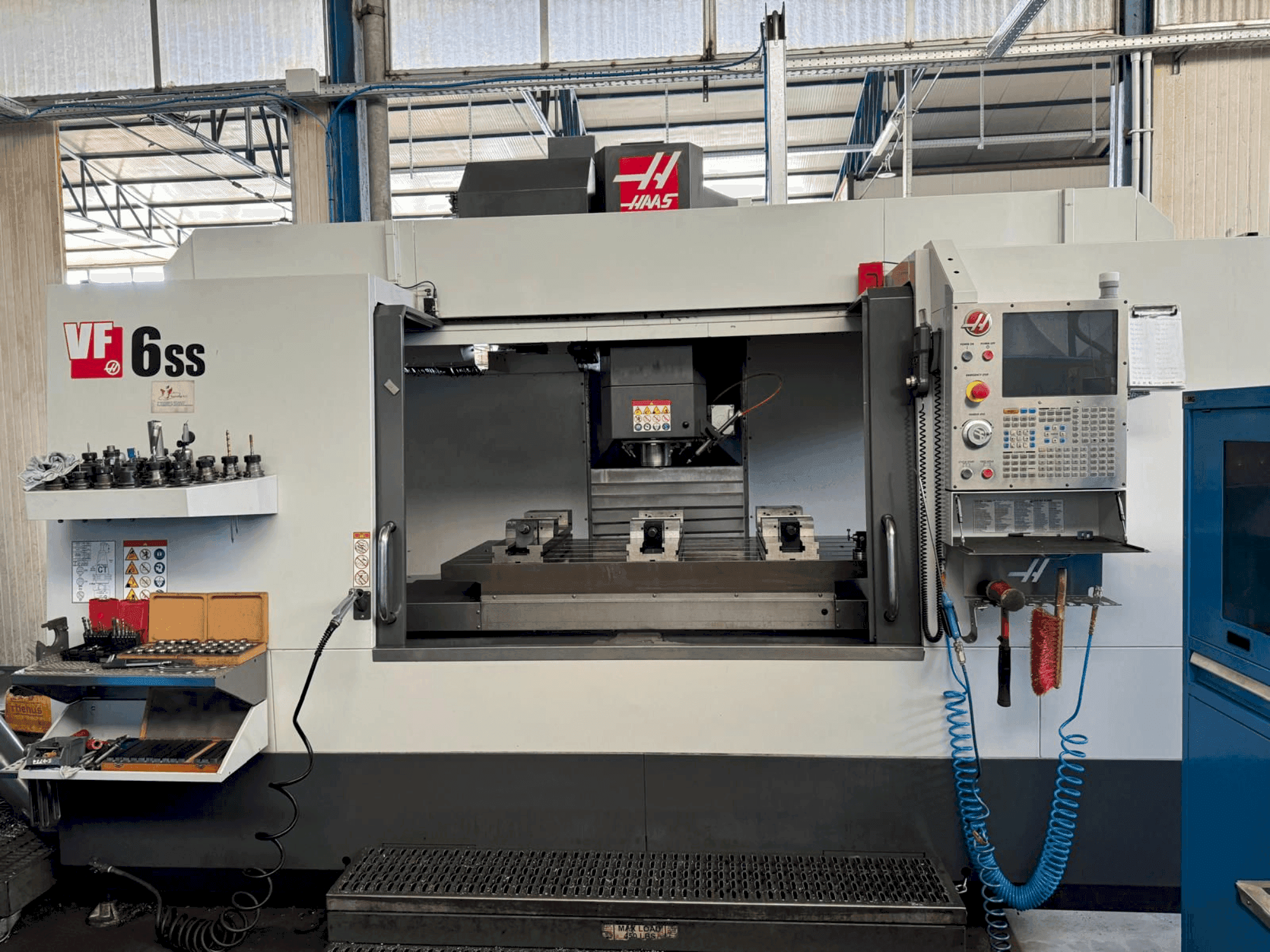 Frontansicht der HAAS VF-6SS Maschine