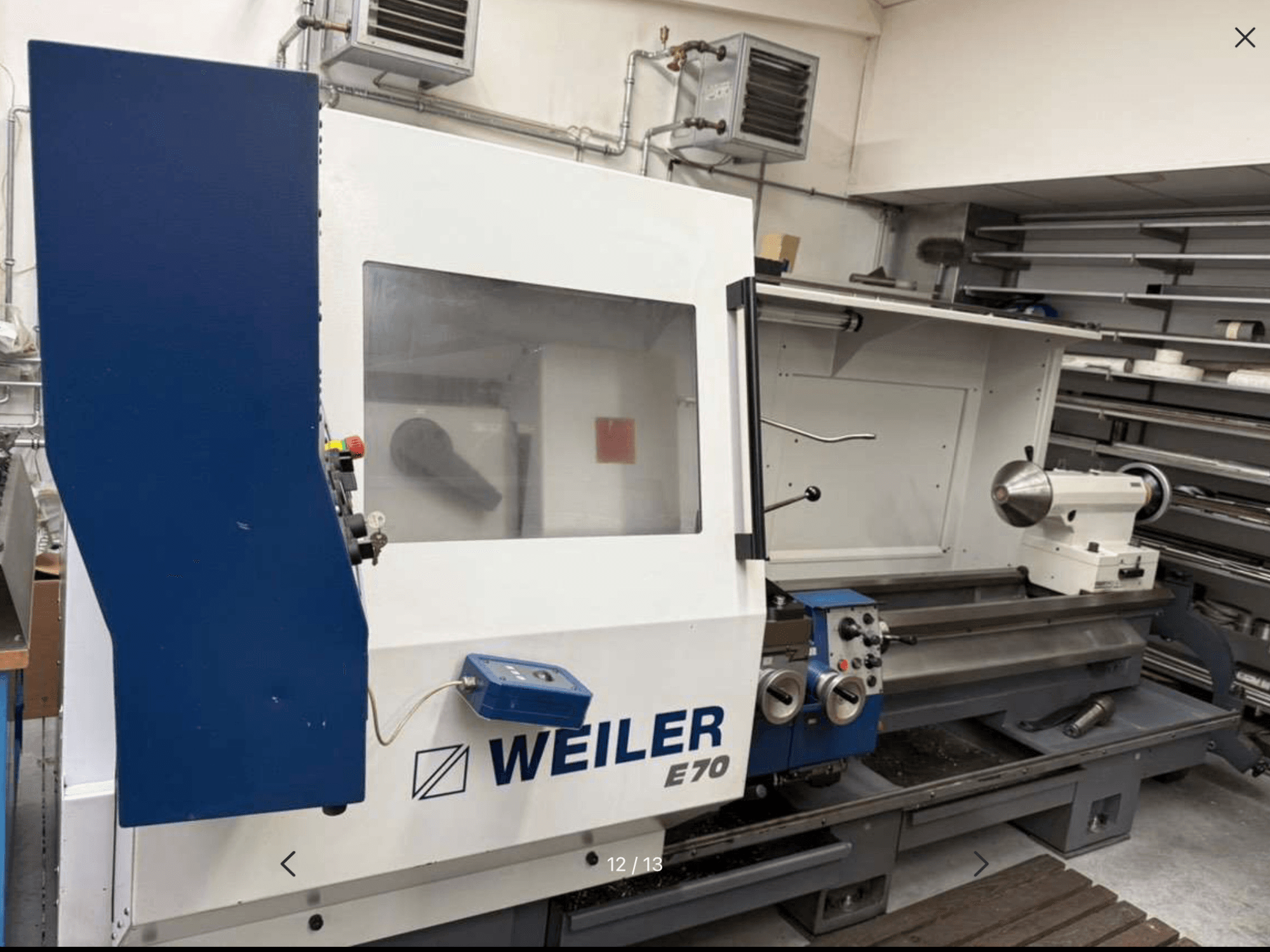 Weiler E70 Horizontal-Drehmaschine, Seitenansicht mit Bedienelementen und Spindel; robuste Konstruktion, sichtbar in einer Werkstattumgebung.