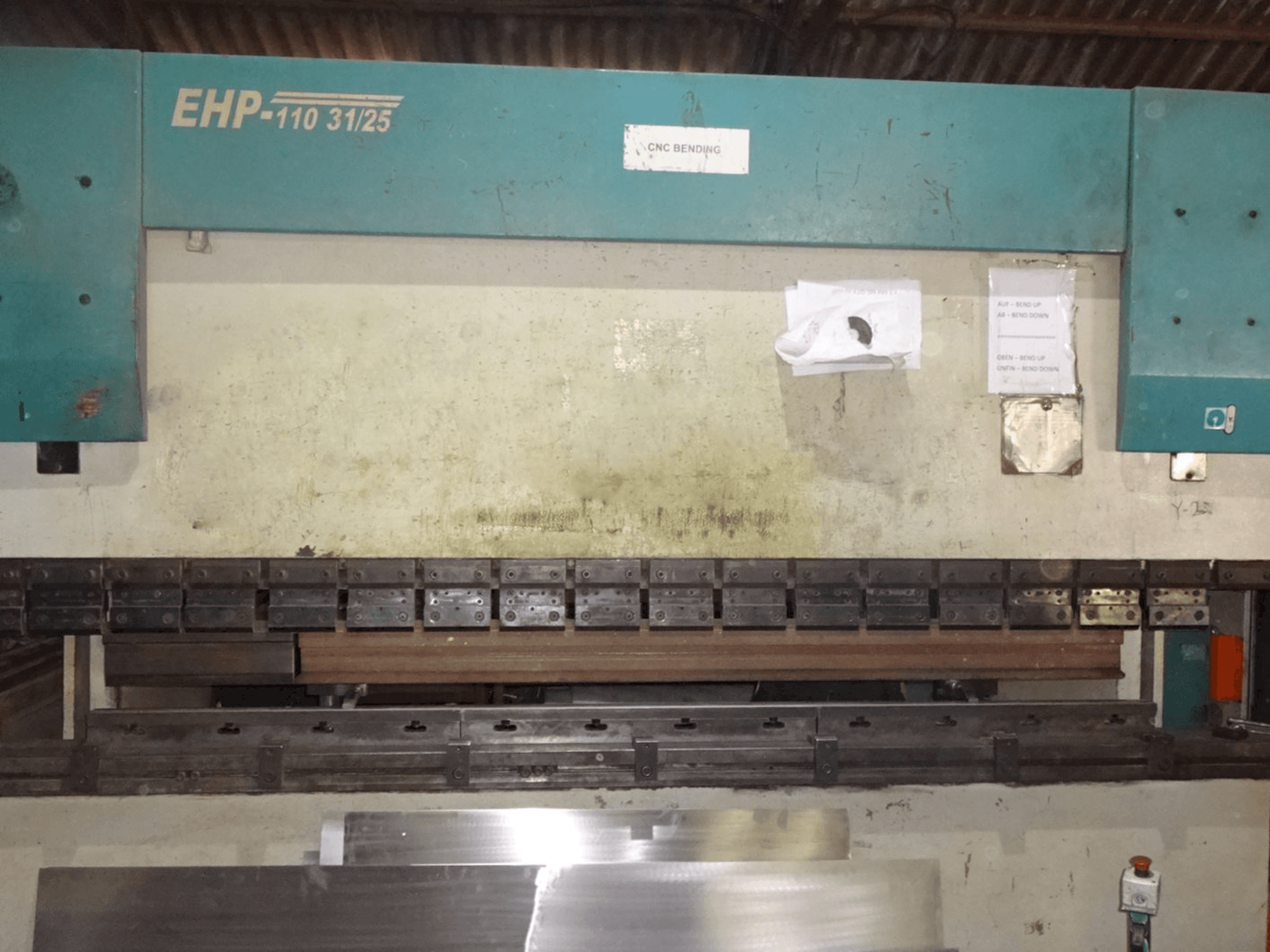 Frontansicht der Hindustan Hydraulics EHP 110 Maschine