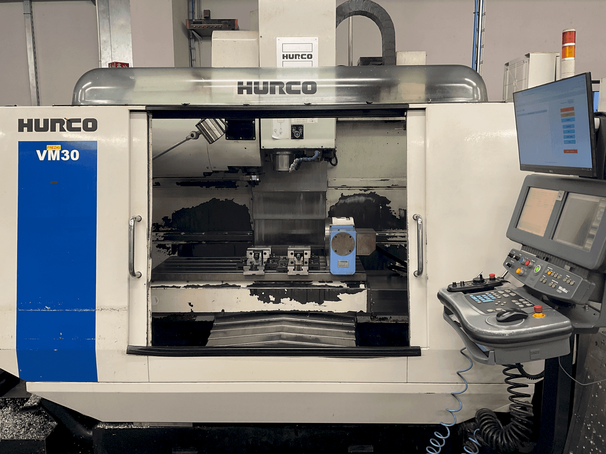 Frontansicht der Hurco VM 30 Maschine
