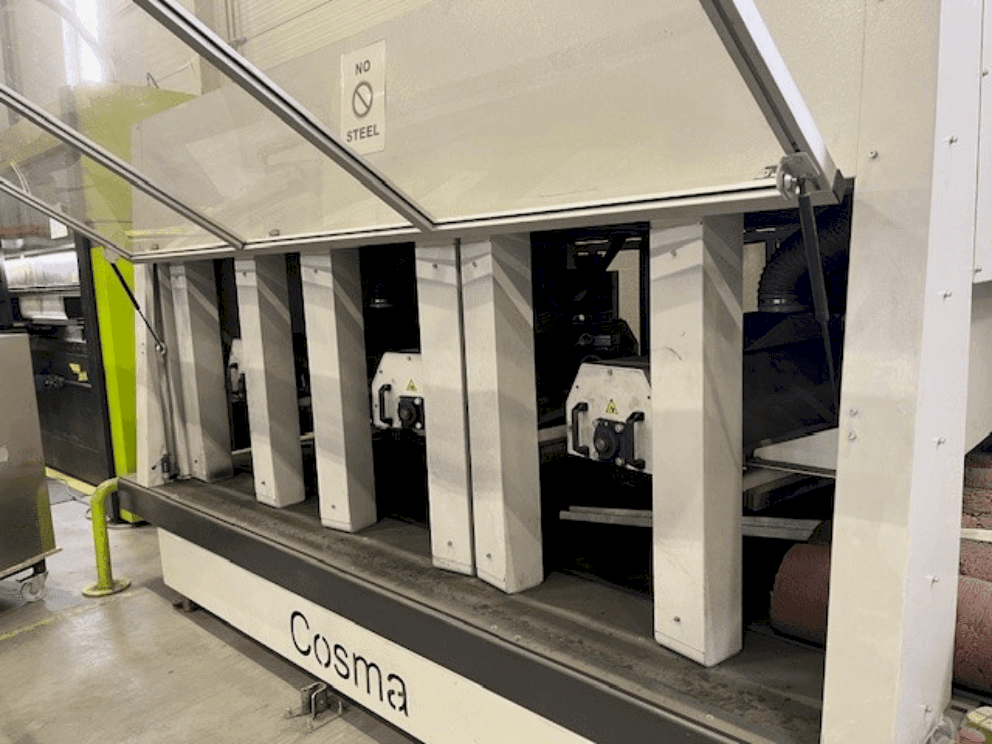 Frontansicht der COSMA 1300 2B V10D1B+C Maschine