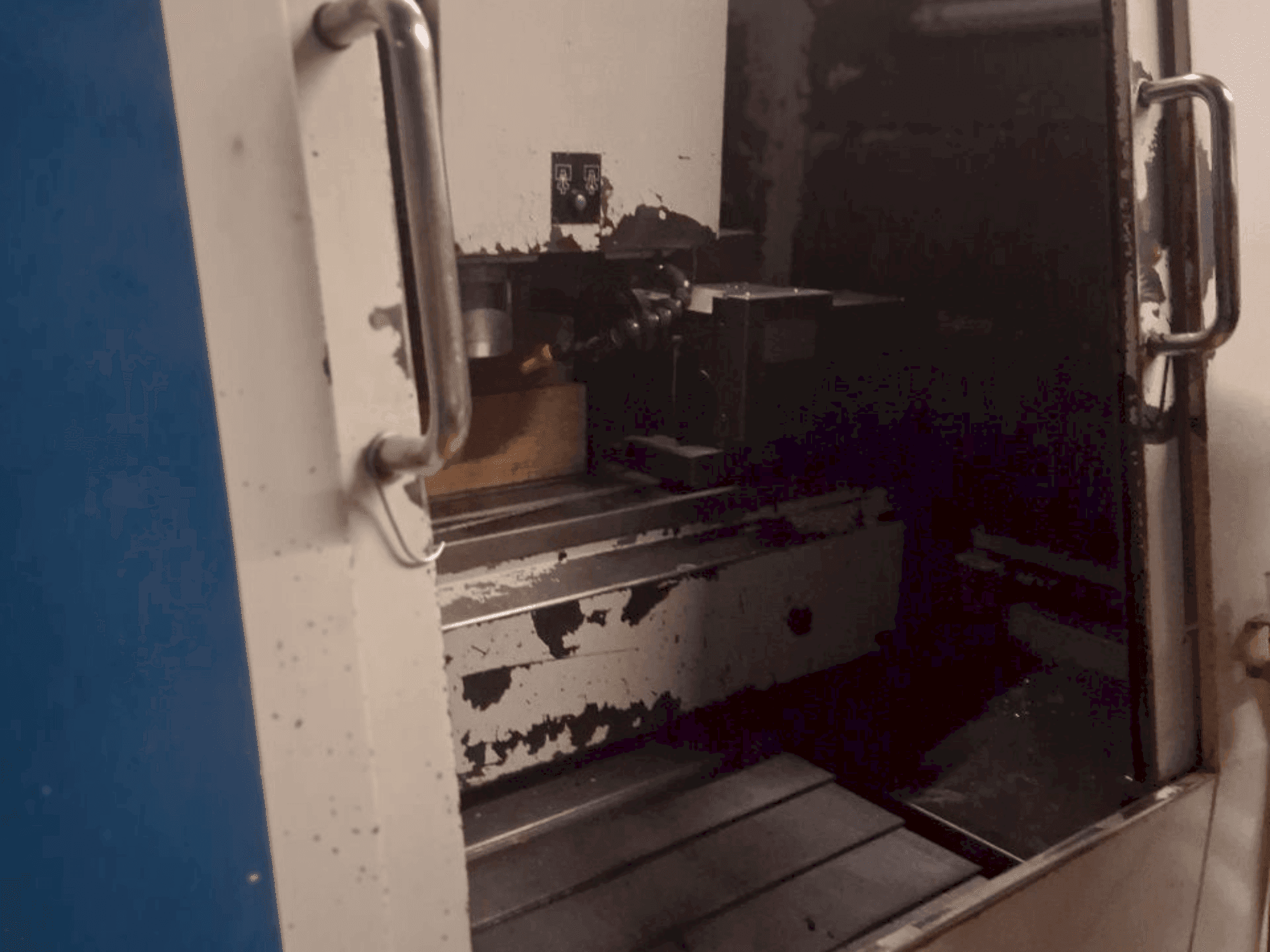 Frontansicht der Hurco BMC 30HT/M Maschine