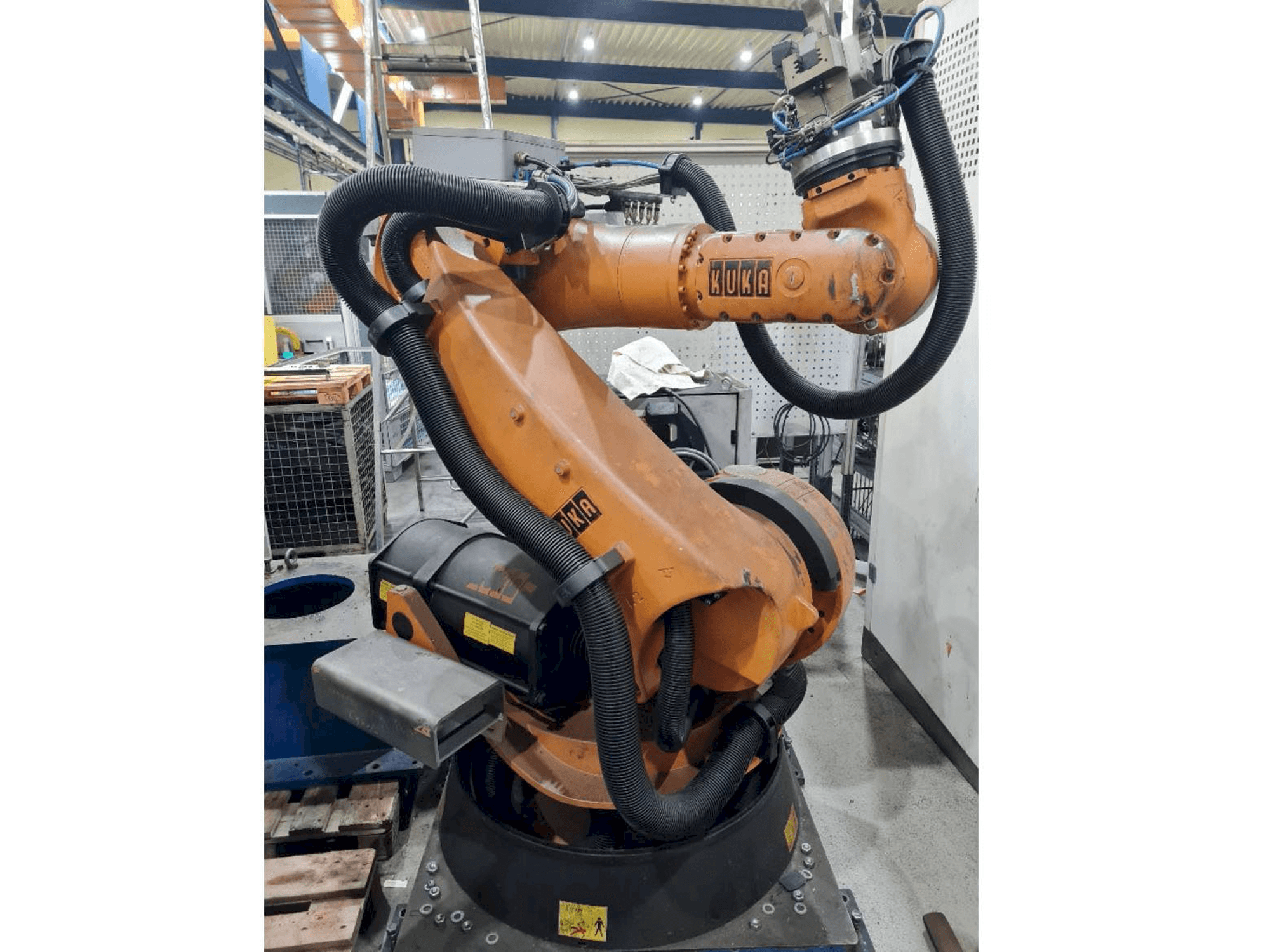 Frontansicht der KUKA KR C2 KR100 comp Maschine