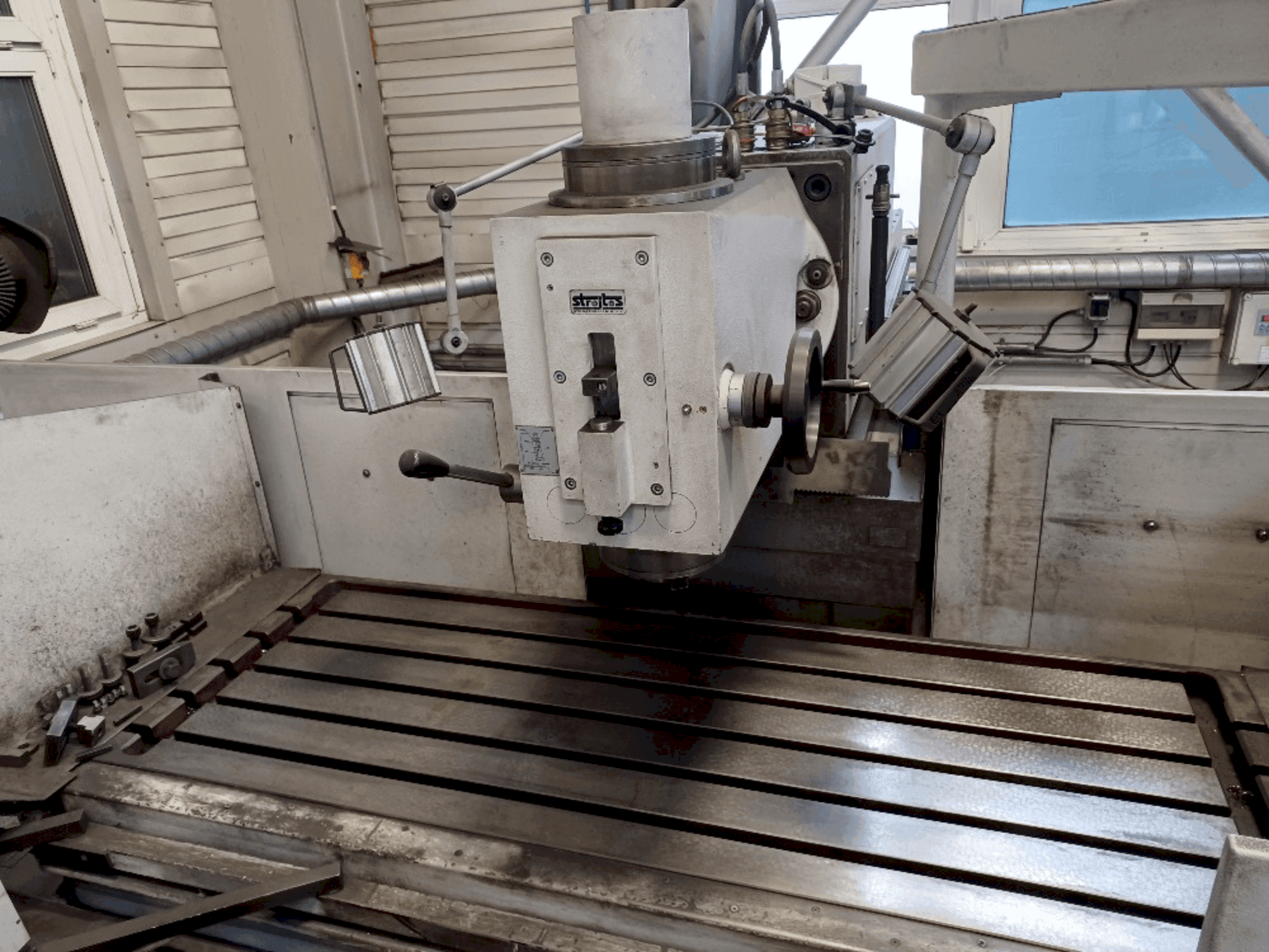 Arbeitsraum der Strojtos FGS 63 NCP Maschine