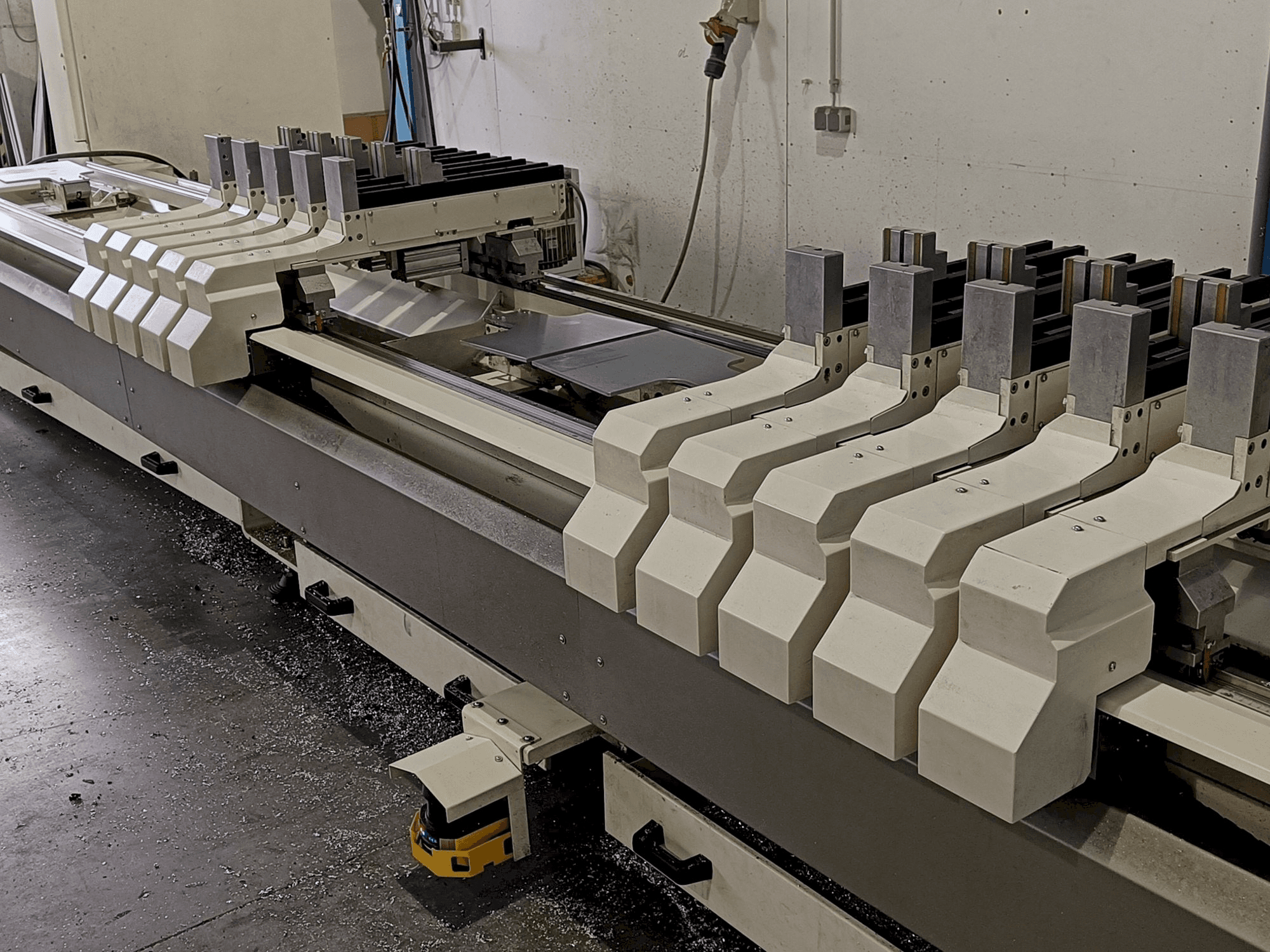 Frontansicht der MECAL MC 304 Ariel 5 MDT Maschine