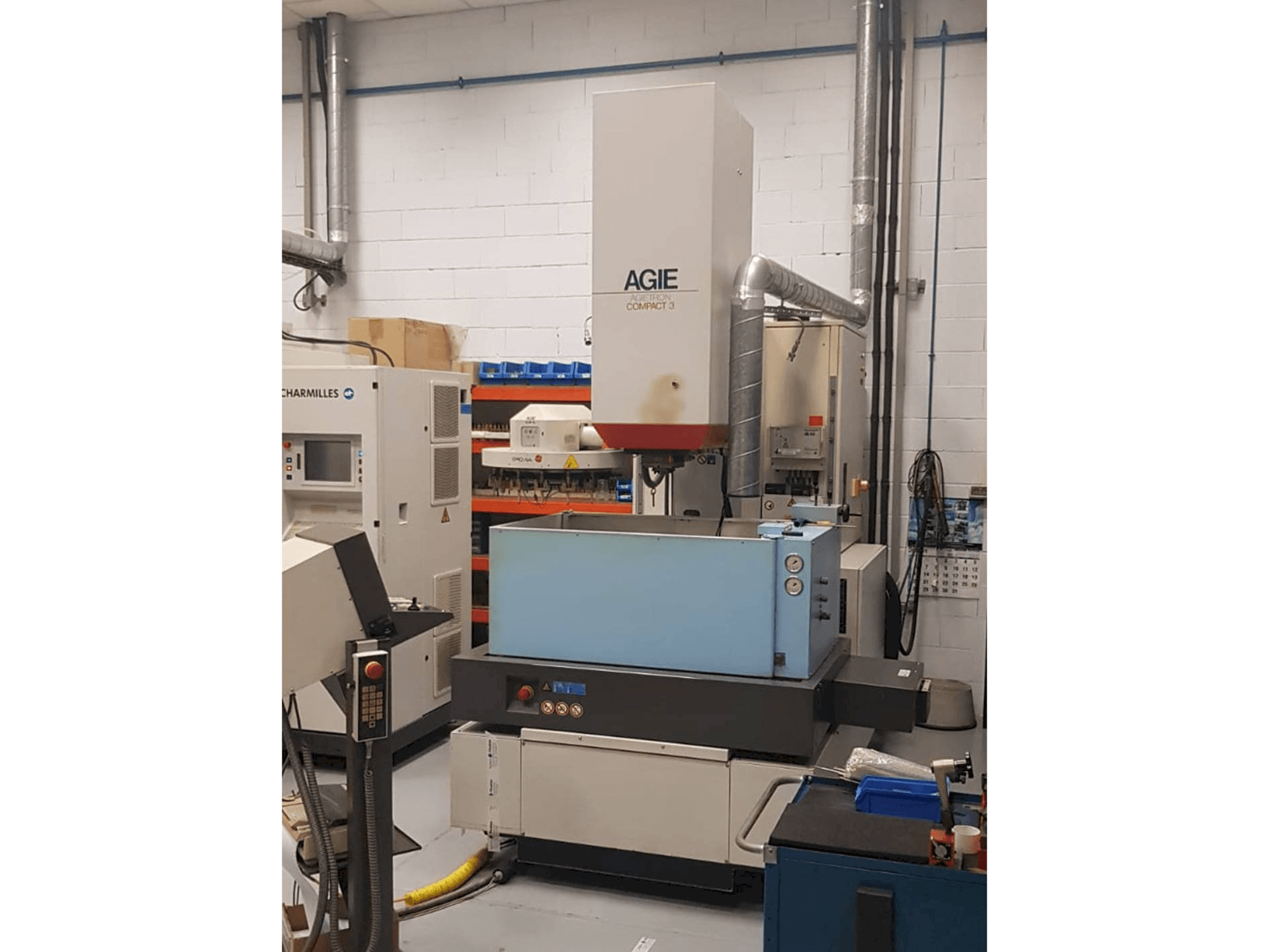 Frontansicht der AGIE Agietron Compact 3 Maschine