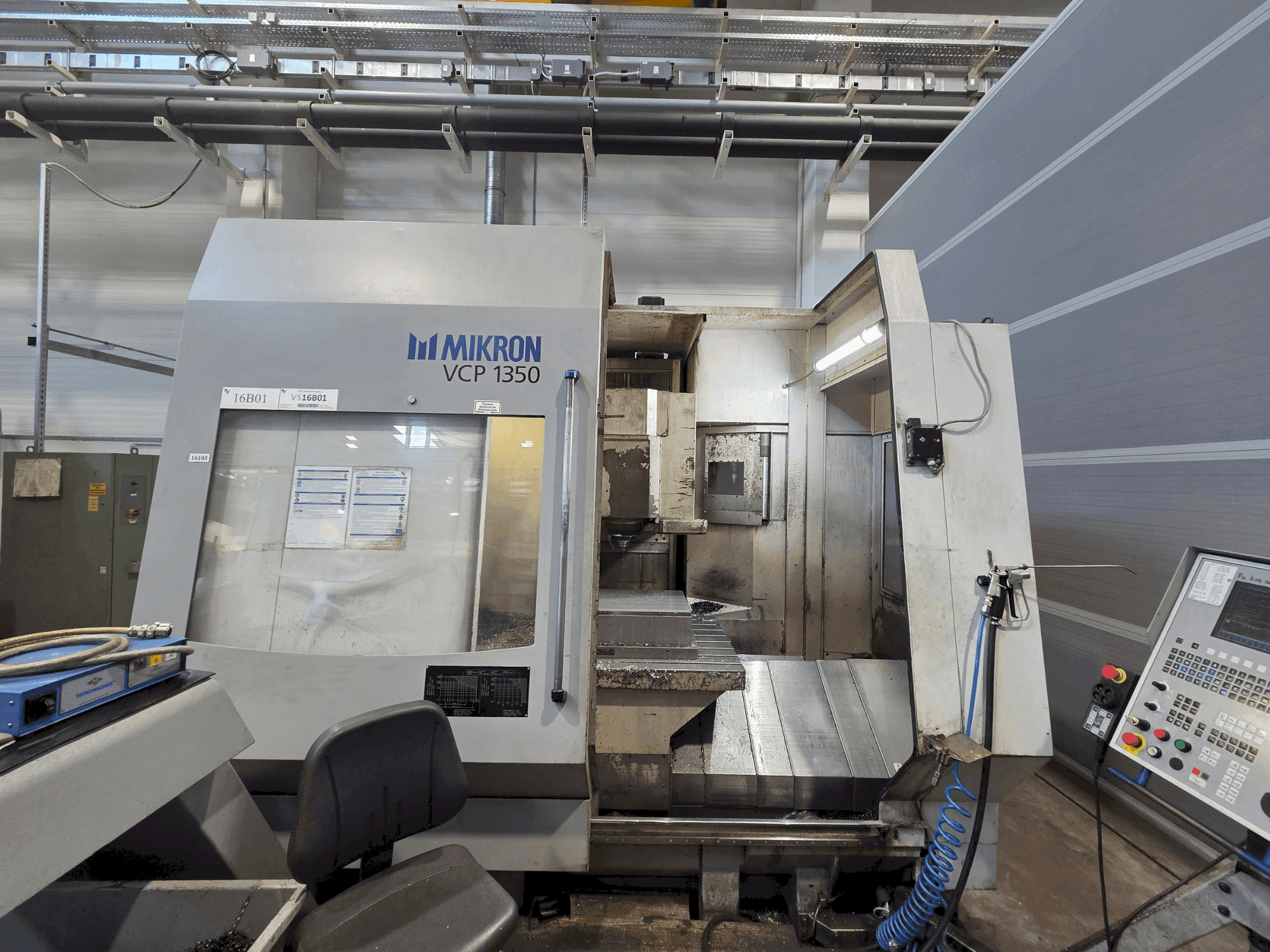 Frontansicht der MIKRON VCP 1350 Maschine