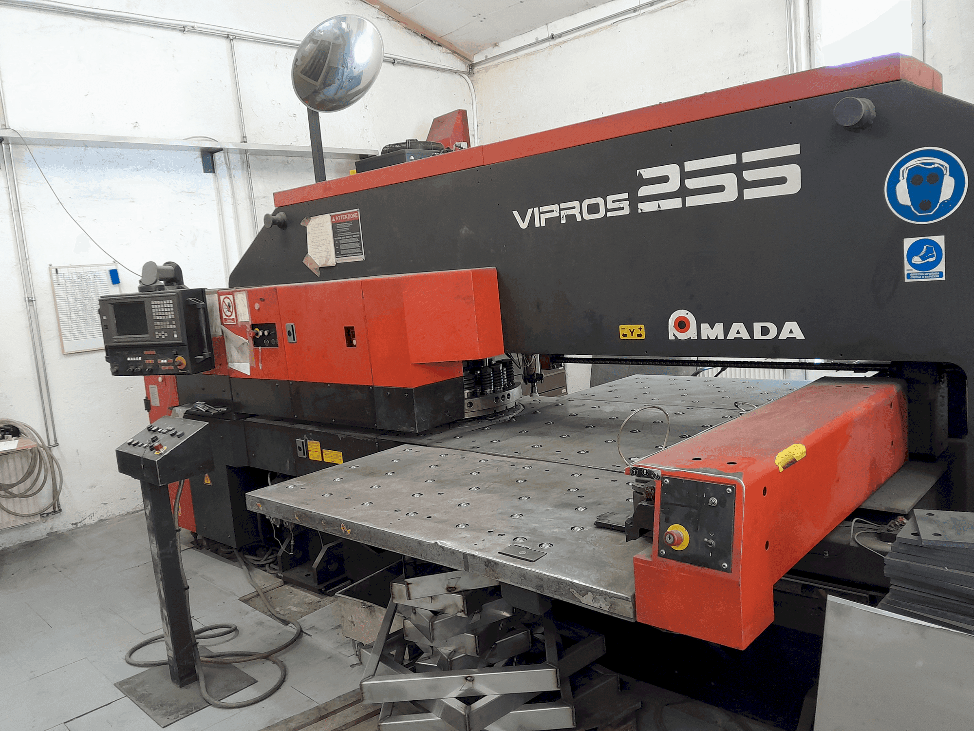 Frontansicht der AMADA Vipros 255 Maschine