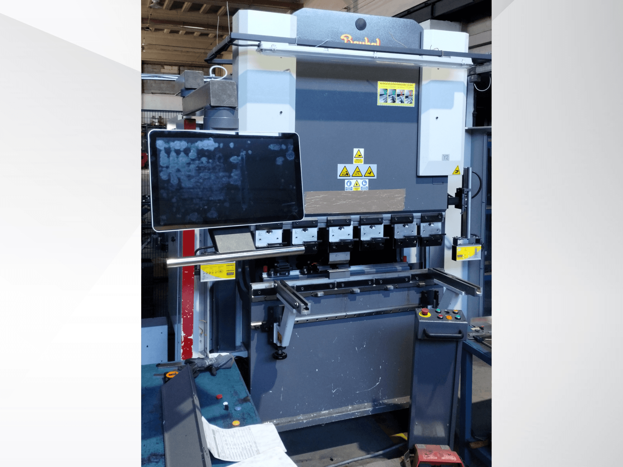 Abkantpresse Baykal APHS 125040, Vorderansicht, mit Bedienfeld, Display und Betriebskomponenten.