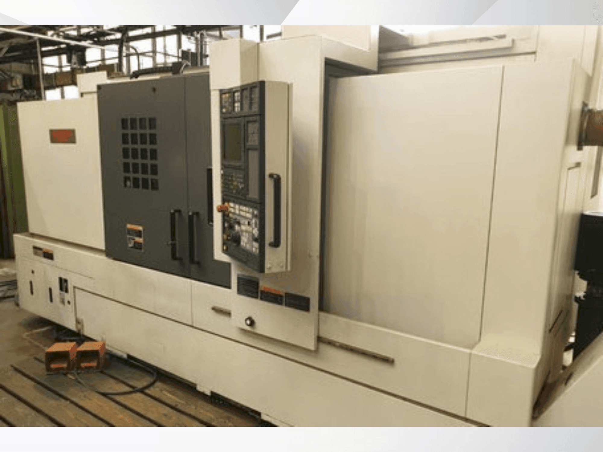 Frontansicht der MORI SEIKI NL2500MC Maschine