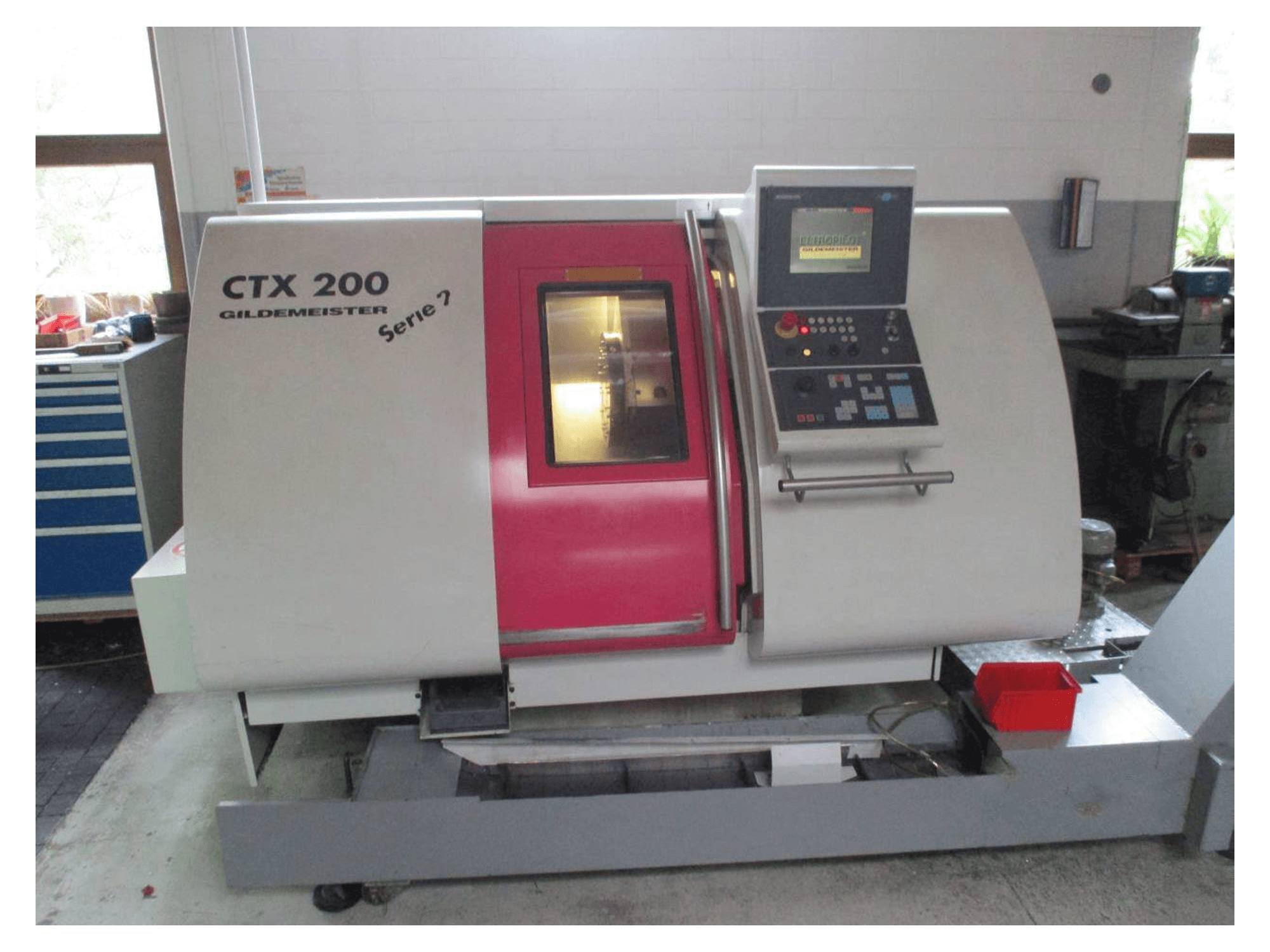 Frontansicht der Gildemeister CTX 200 Maschine