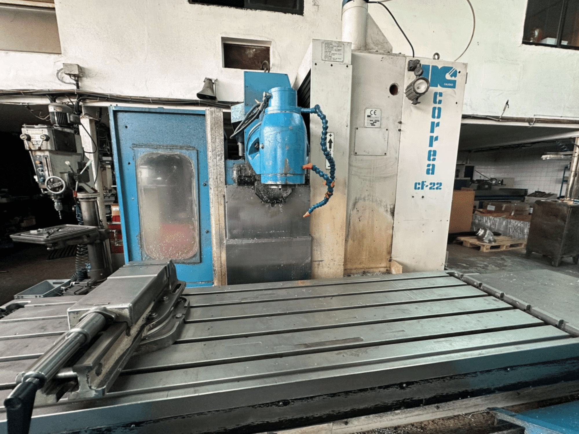 Correa CF-22 Fräsmaschine in Frontansicht, blau-silbernes Design, mit Schiebetisch und Schneidkopf.