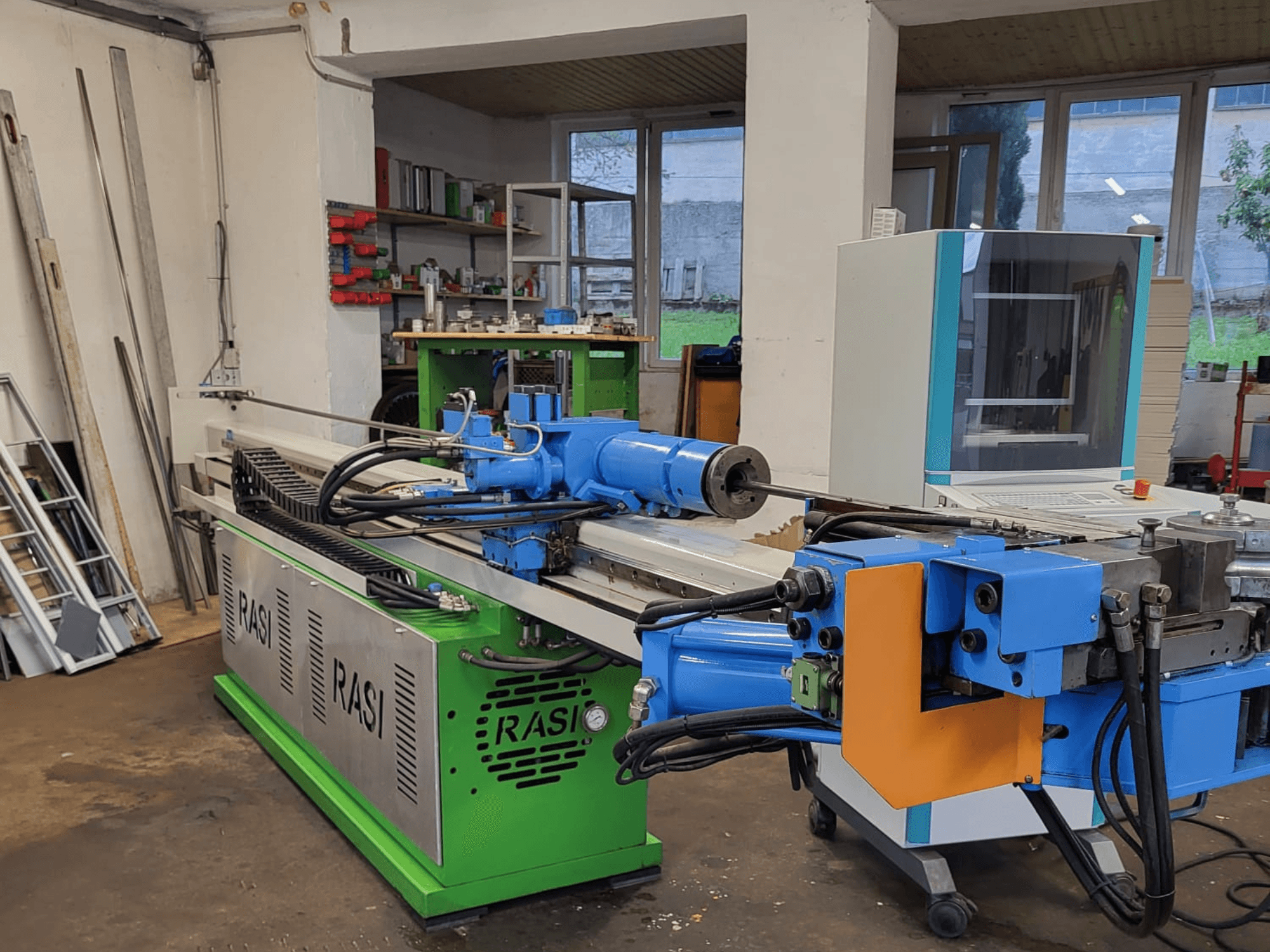 Werkzeugmaschine Rasi S 80.6 L G-V3C50 in einer Werkstatt, Seitenansicht mit blauen und grünen Komponenten und Bedienfeld.