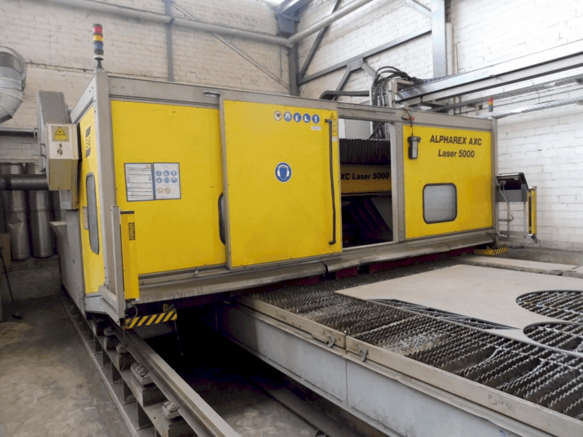 Frontansicht der ALPHAREX AXC Laser 500 Maschine