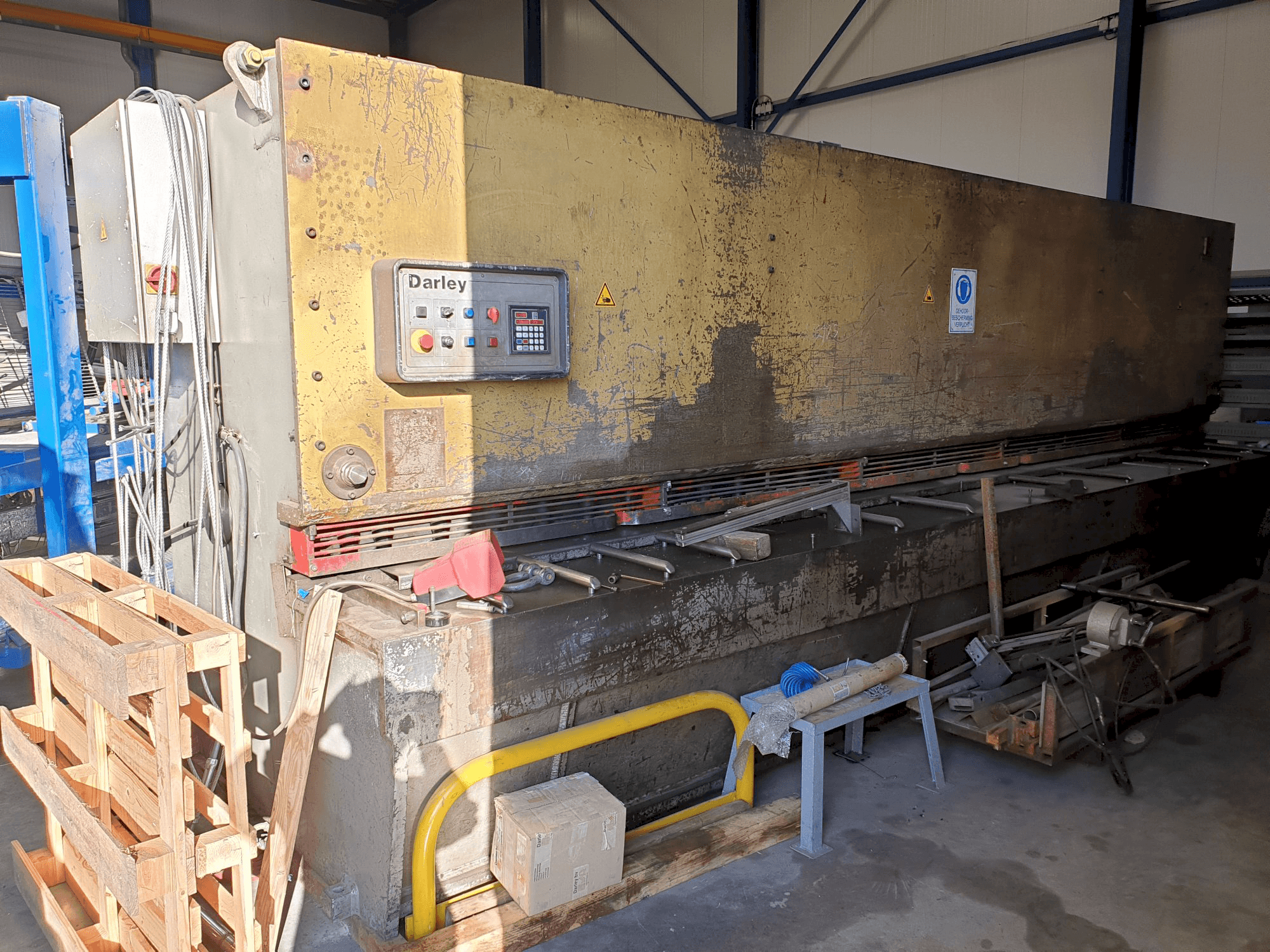 Linke Ansicht der Darley VS 6100X8 Maschine