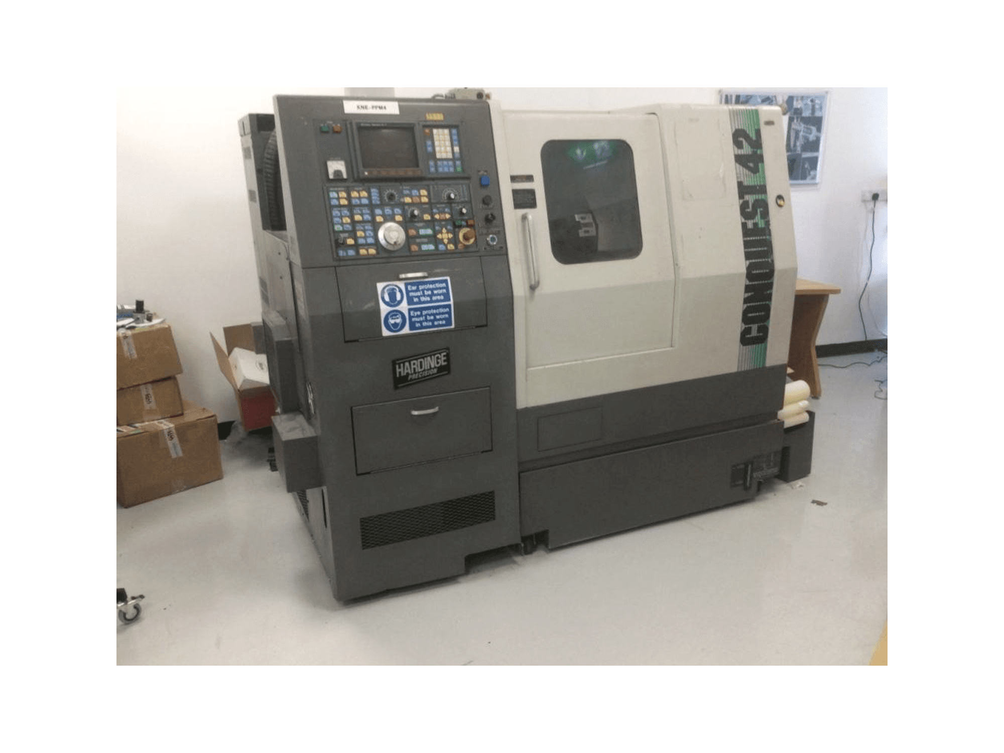 Frontansicht der Hardinge Conquest 42 Maschine