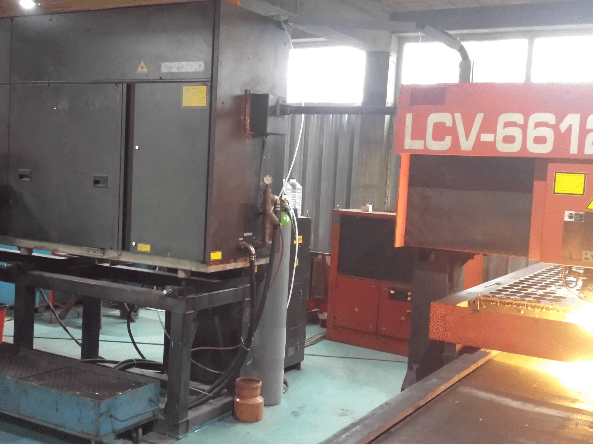 Frontansicht der AMADA LCV 6612 II Maschine