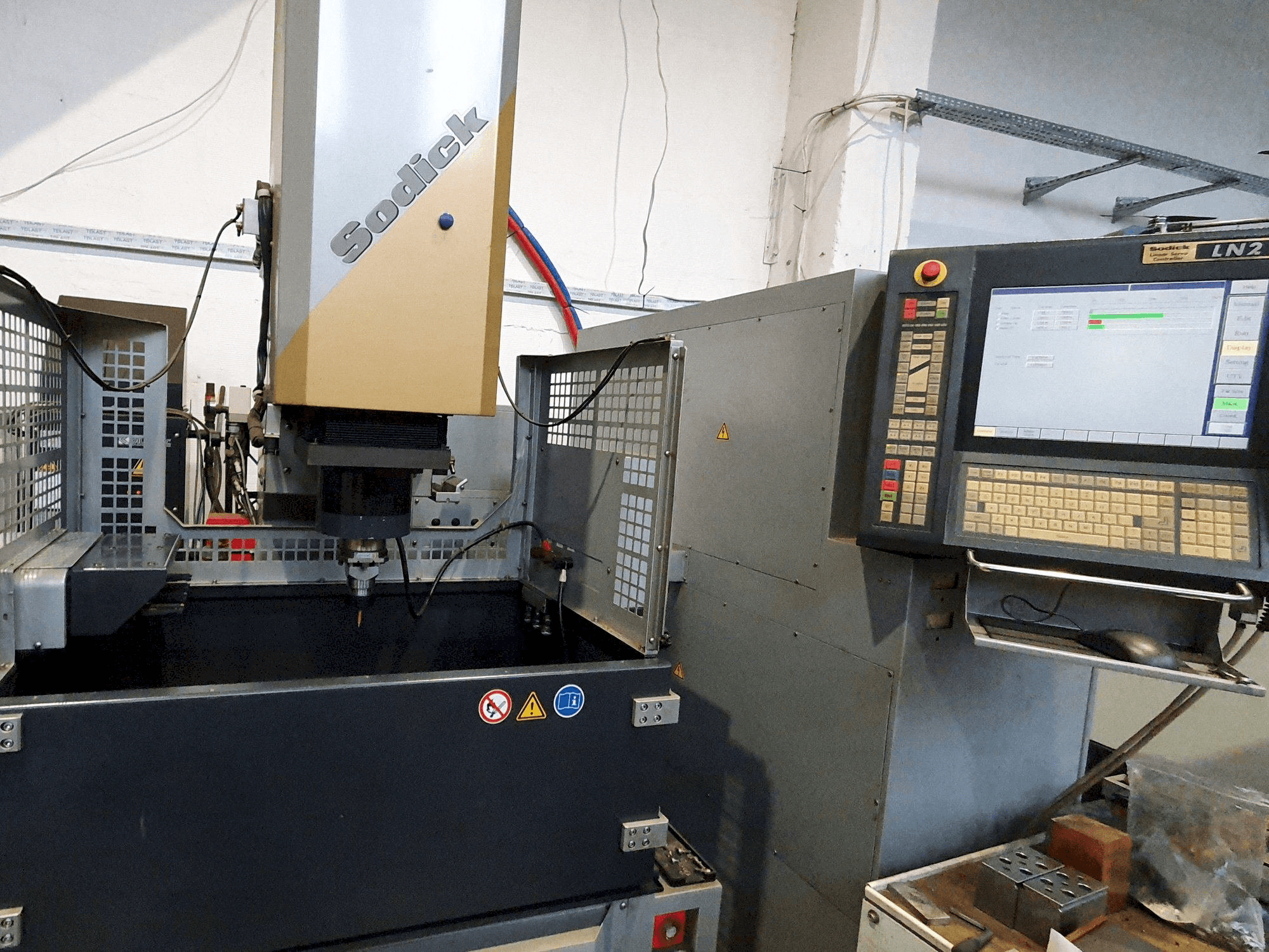 Frontansicht der Sodick AM3L (2005) Maschine