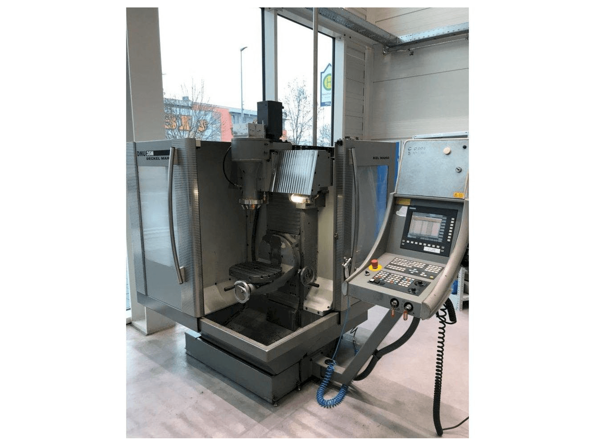 Frontansicht der DECKEL MAHO DMU 35 M Maschine