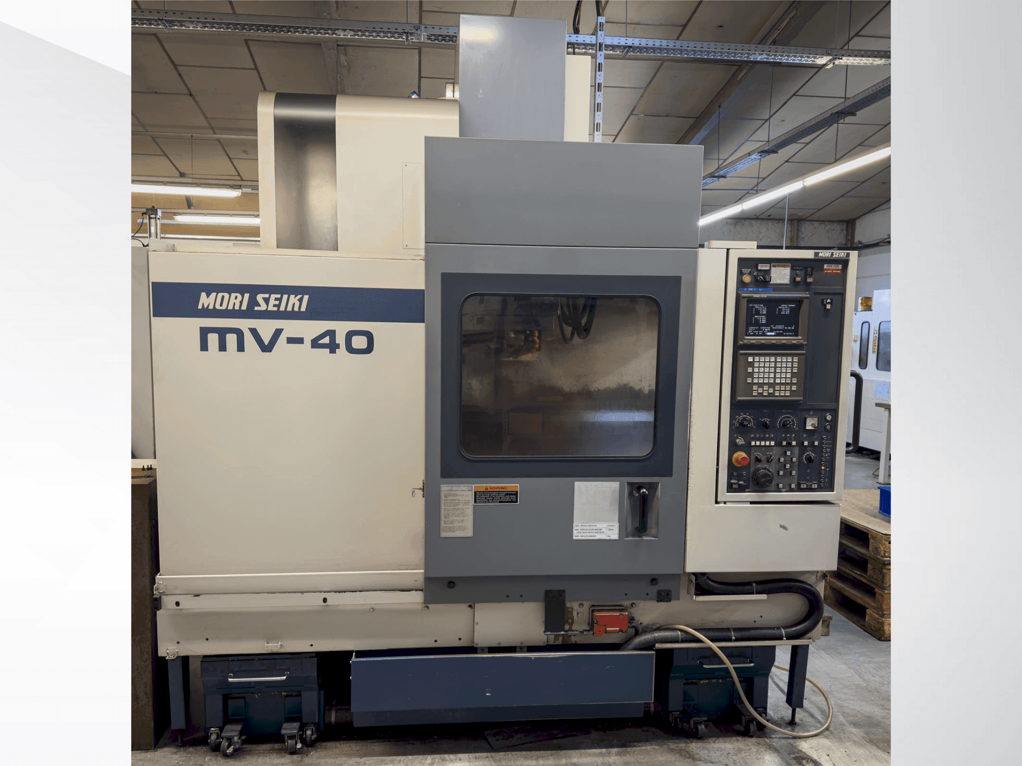 Frontansicht der MORI SEIKI MV 40B/40 Maschine
