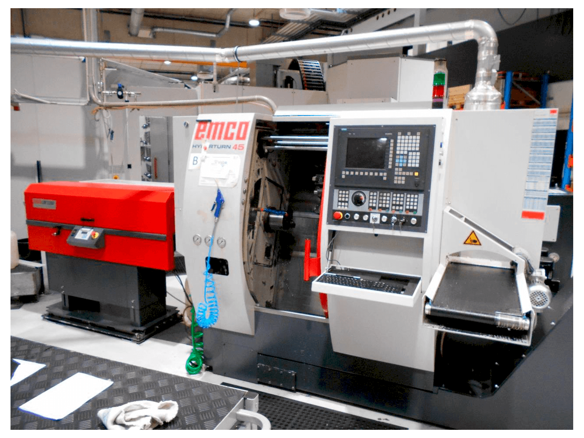Frontansicht der EMCO Hyperturn 45 Maschine