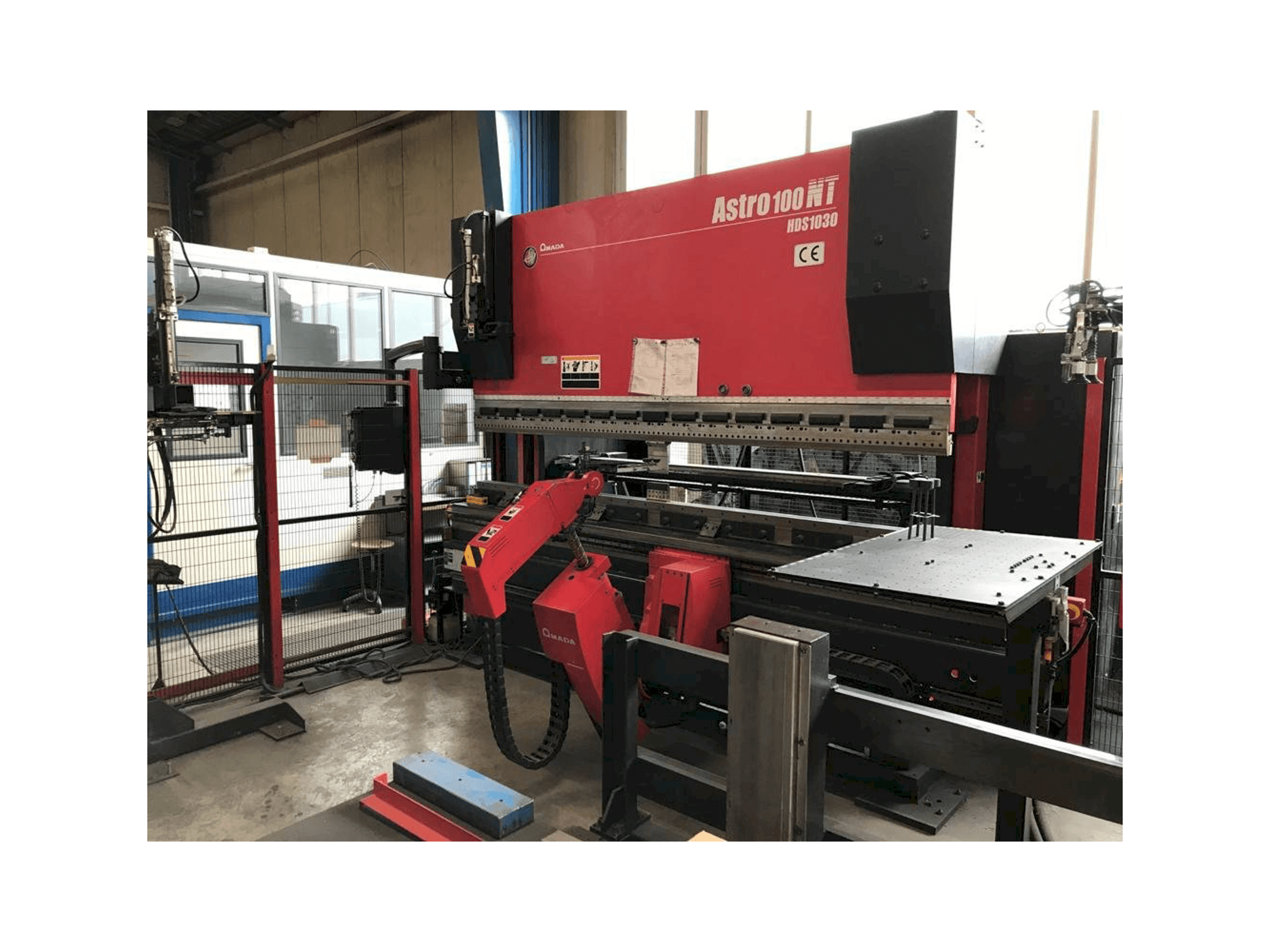 Frontansicht der AMADA Astra 100-NT HDS-1030NTR Maschine