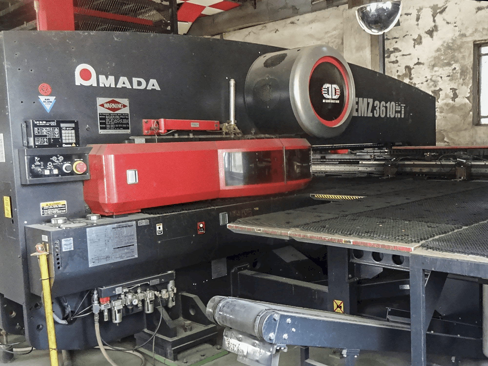 Linke Ansicht der AMADA EMZ3610NT Maschine